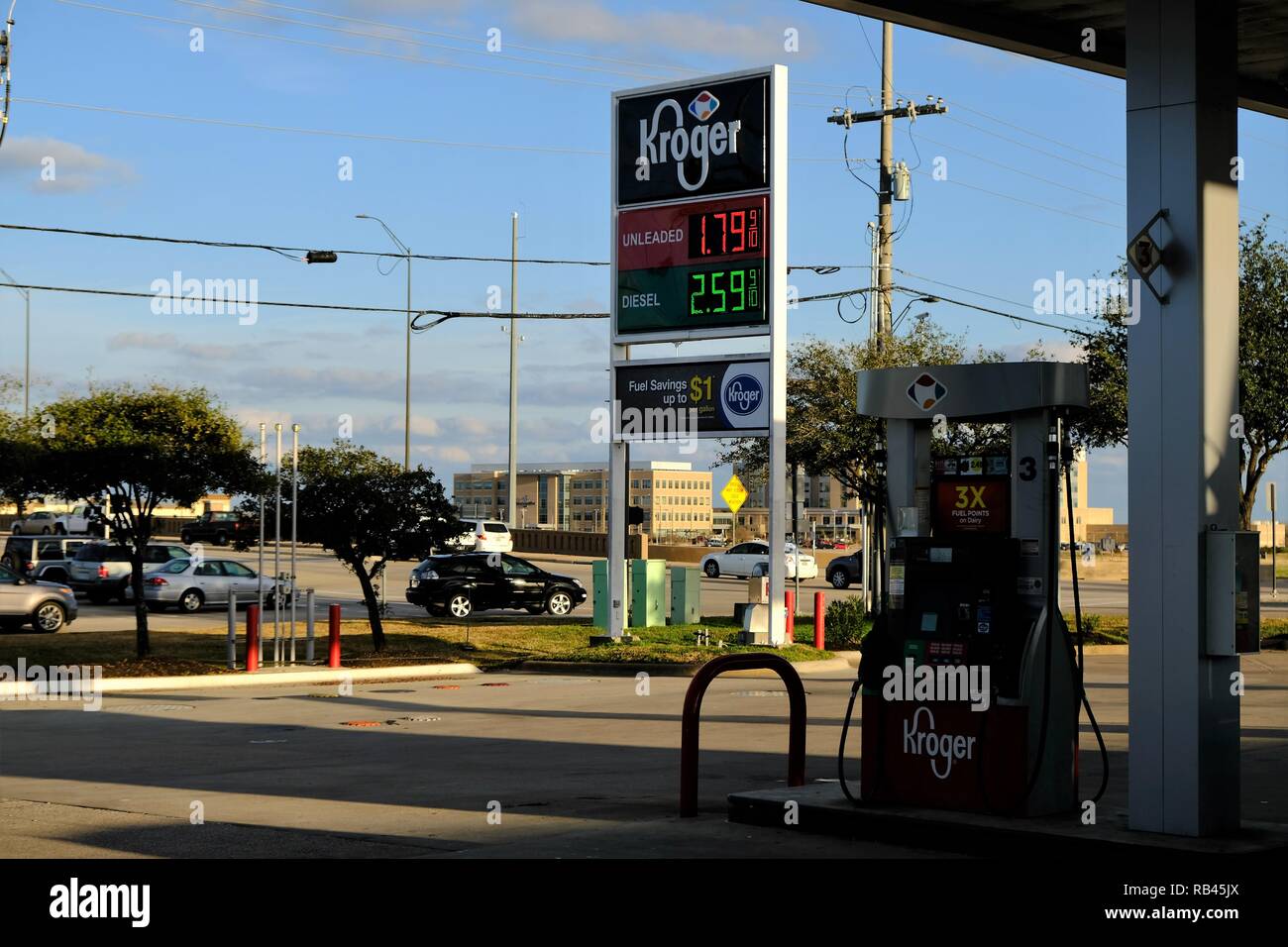 College Station, Texas, USA. 6. Januar 2019. Niedrige Benzinpreise typisch für die kälteren Monate in den USA, derzeit 65 Cent pro Liter billiger als in Mitte Oktober, wird langsam beginnen zu steigen, da das Wetter erwärmt. Die Preise fallen, wie die Feiertage Ansatz und die Tage kürzer, wodurch die Fahrer weniger zu fahren. Die entgegengesetzte Tendenz kommt als Tage länger das Wetter lädt Autofahrer mehr zu fahren. Stockfoto