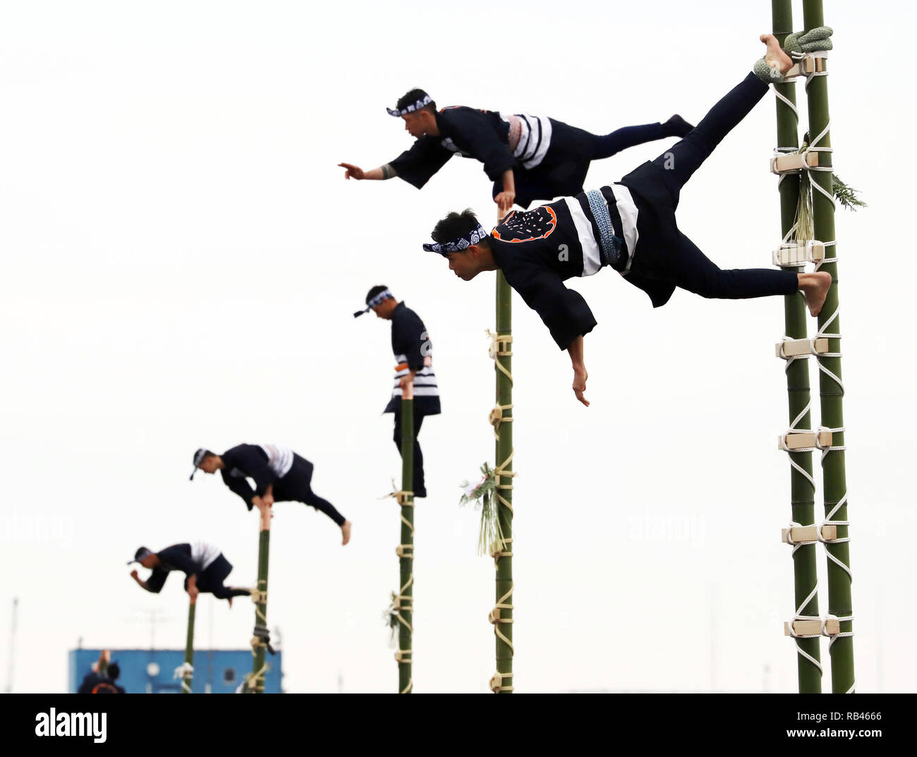 Tokio, Japan. 6. Januar, 2019. Mitglieder der Edo Firemanship Erhaltung Verein durchführen, Leiter Stunts als Teil der Tokyo Metropolitan der Feuerwehr neues Jahr Feuer in Tokio am Sonntag, 6. Januar 2019. Rund 2.800 Tokyo Metropolitan Feuerwehr Mitglieder und 150 Fahrzeuge nahmen die jährliche Veranstaltung. Credit: Yoshio Tsunoda/LBA/Alamy leben Nachrichten Stockfoto