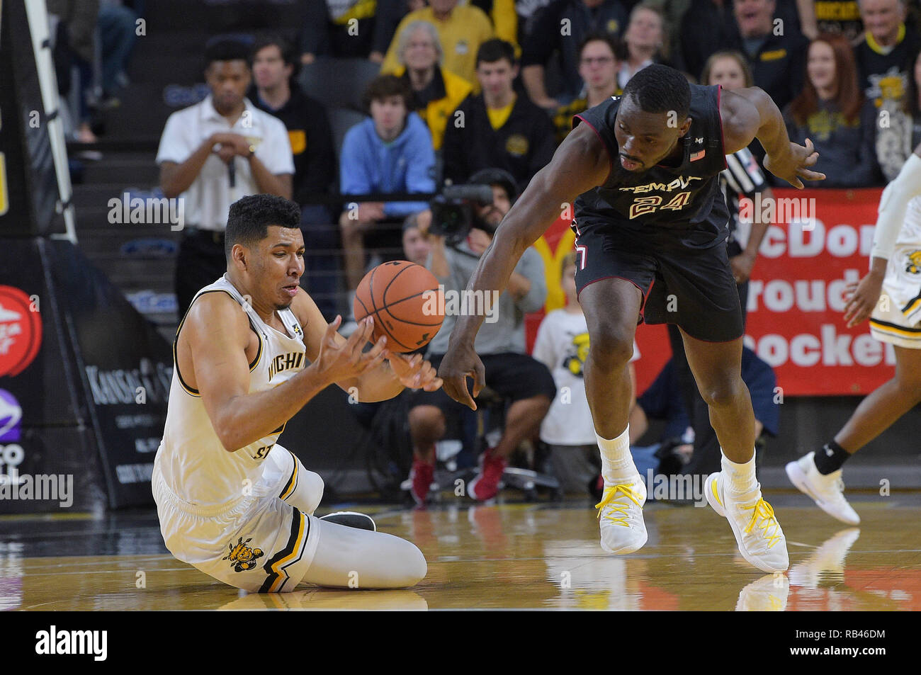 Wichita, Kansas, USA. 06 Jan, 2019. Wichita Zustand Shockers, Jaime Echenique (21) stellt eine lockere Kugel von Bügel-eulen Zentrum Ernest Aflakpui (24) während der NCAA Basketball Spiel zwischen dem Tempel Eulen und die Wichita State Shockers an Charles Koch Arena in Wichita, Kansas. Kendall Shaw/CSM/Alamy leben Nachrichten Stockfoto