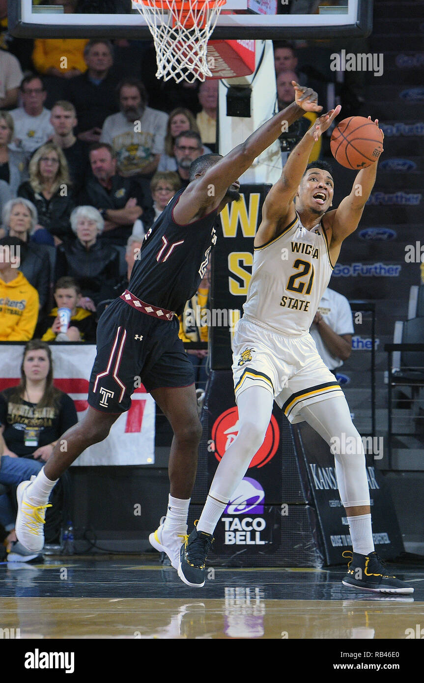 Wichita, Kansas, USA. 06 Jan, 2019. Bügel-eulen Zentrum Ernest Aflakpui (24) versucht für einen auf einen Eintrag Pass nach Wichita Zustand Shockers, Jaime Echenique (21) während der NCAA Basketball Spiel zwischen dem Tempel Eulen und die Wichita State Shockers an Charles Koch Arena in Wichita, Kansas zu stehlen. Kendall Shaw/CSM/Alamy leben Nachrichten Stockfoto