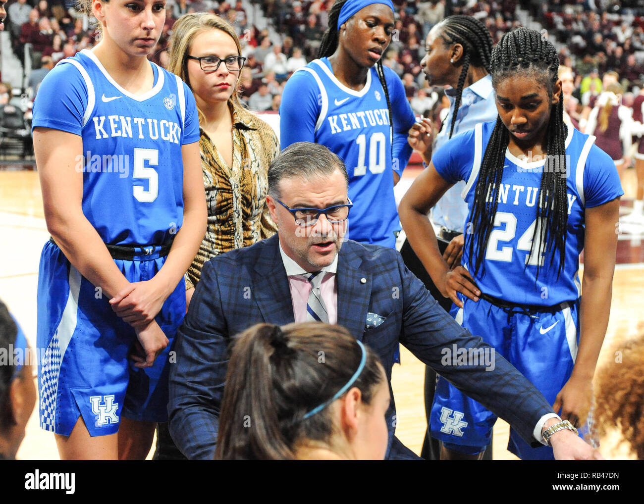 Starkville, MS, USA. 06 Jan, 2019. Kentucky Haupttrainer, Matthew Mitchell, in einer Unordnung mit Spieler während der NCAA Basketball Frauen Spiel zwischen den Kentucky Wildkatzen und der Mississippi State Bulldogs am Humphrey Kolosseum in Starkville, MS. Mississippi State besiegt Kentucky, 86-71. Kevin Langley/CSM/Alamy leben Nachrichten Stockfoto