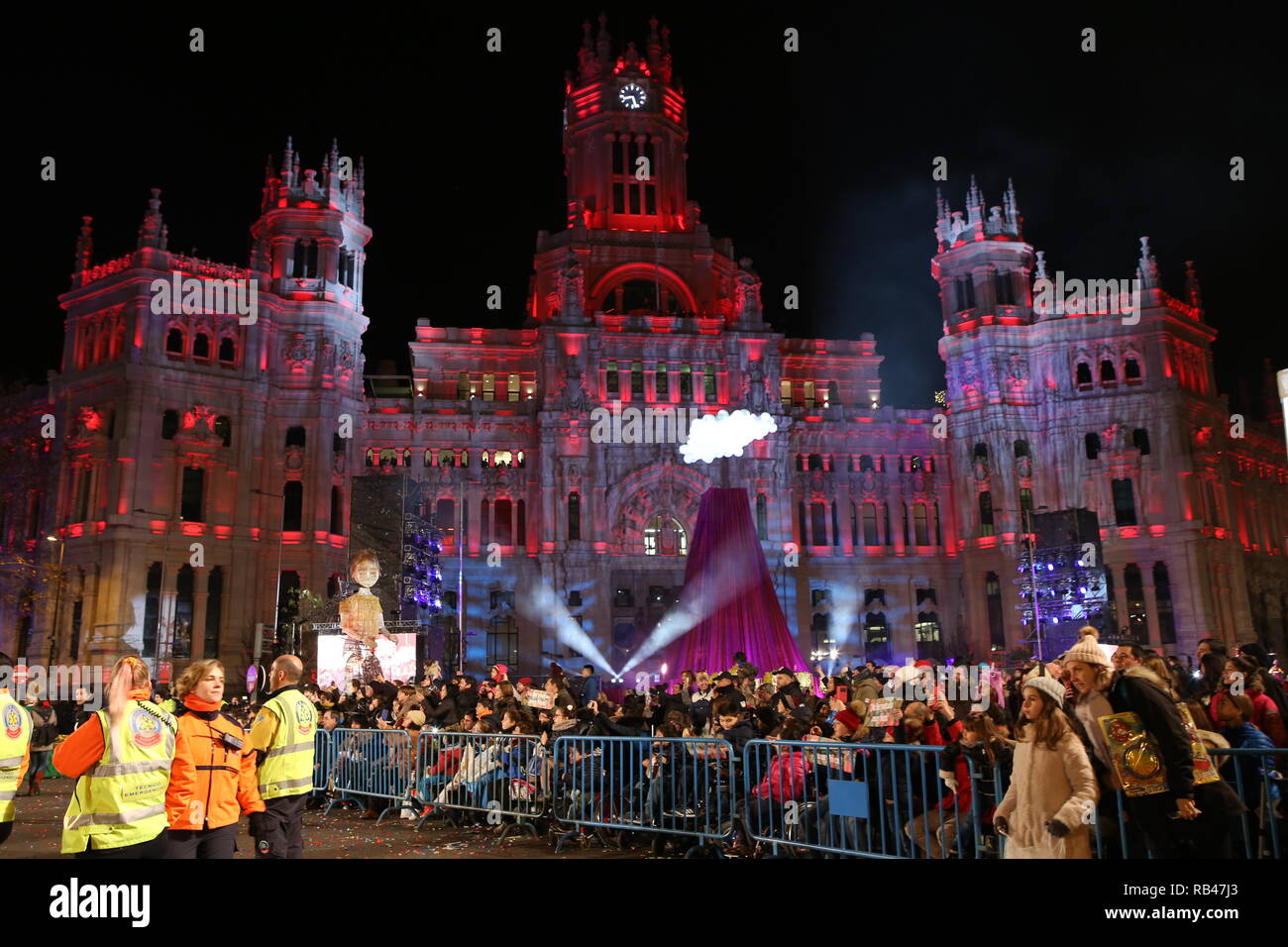 Eine riesige Menschenmenge gesehen für die drei Könige aus dem Morgenland Parade in Madrid versammelt. Die Parade mit mehr als acht Wagen und etwa zweitausend Menschen bildeten die großen Gefolge. Vier internationale Firmen verteilt Geschenke auf dem Weg. Stockfoto