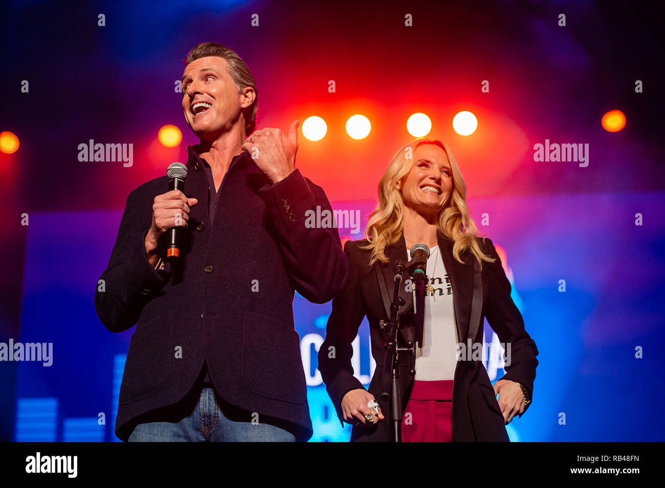 Sacramento, CA, USA. 6. Januar, 2019. Reg-elect Gavin Newsom und Jennifer Siebel Newsom das Publikum während der Kalifornien steigt Adresse Konzert im Goldenen 1 Zentrum von Gefördert durch die Kalifornien Feuer Foundation gehostet profitieren Mittel für die Überlebenden der jüngsten California Wildfires am Sonntag, 6. Januar 2019 in Sacramento zu erhöhen. Credit: Paul Kitagaki jr./ZUMA Draht/Alamy leben Nachrichten Stockfoto