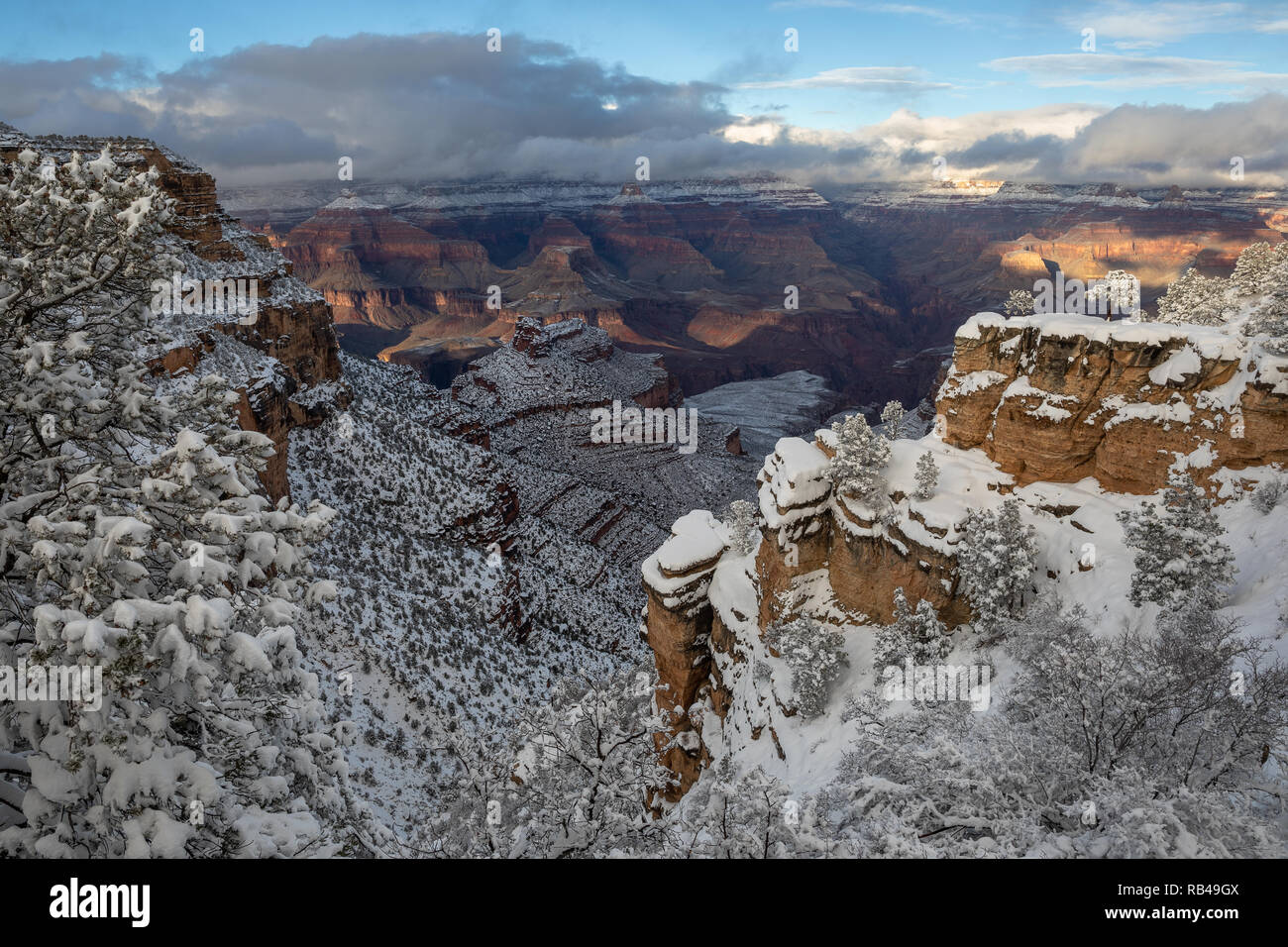 Ein aufklärender Wintersturm enthüllt eine tiefe Schneedecke am Südrand des Grand Canyon im Grand Canyon Village, USA Stockfoto