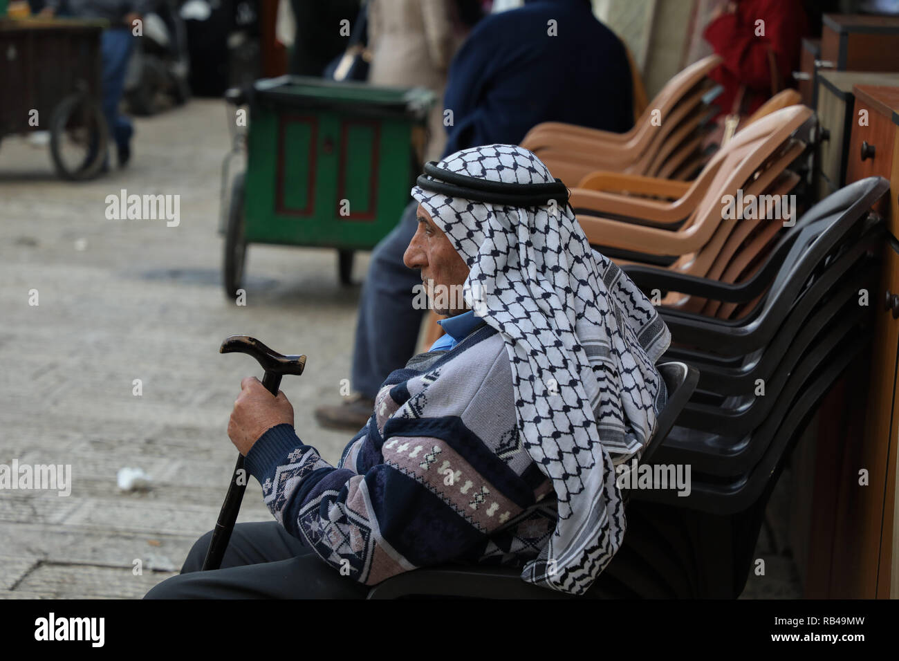 Januar 5, 2019 - die Palästinenser gehen über ihr tägliches Leben und Arbeiten in der West Bank Northern Stadt Nablus am 6. Januar 2019. Die Wirtschaft von Nablus, Westjordanland wurde empfindlich durch die israelische Besatzung gewahrt, als Israel zur Einführung wurde Beschränkungen der Freizügigkeit sowie auf die Einfuhren und Ausfuhren nach und aus den Palästinensischen Gebieten. Diese Beschränkungen haben Wirtschaftswachstum und Handel eingeschränkt, hohe Arbeitslosigkeit beibehalten, während der Wettbewerb auf den internationalen Märkten nahezu unmöglich. Das tägliche Leben in Nablus, wie auch im Rest der West Bank, hat in mehreren betroffen. Stockfoto