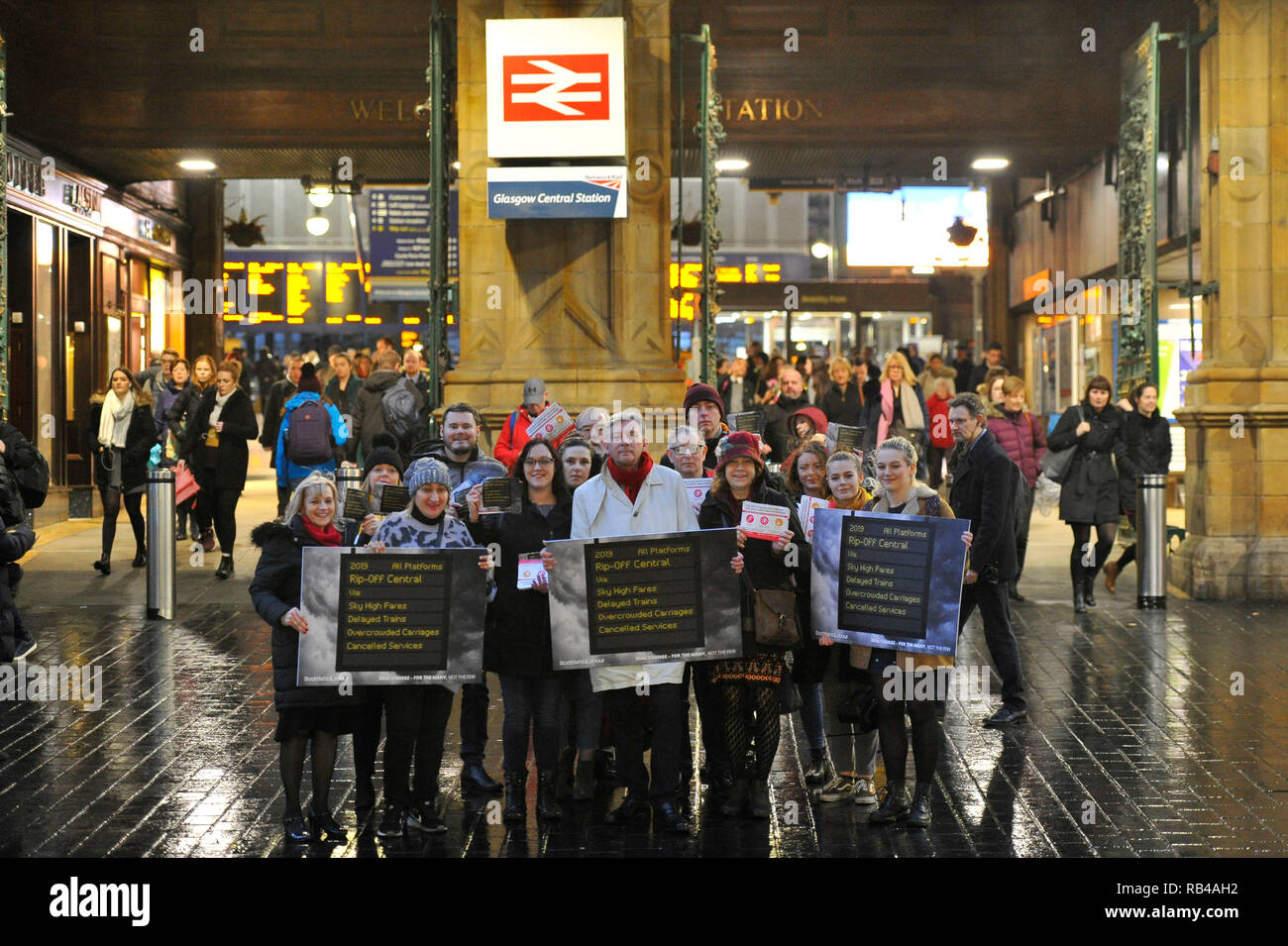 Glasgow, Schottland, Großbritannien. 7. Januar 2019. Schottische Labour-vorsitzende - Richard Leonard MSP und Mitkämpfer hit Bahnhöfe über Schottland heute, da die Partei Kampagnen auf ihre Politik des öffentlichen Eigentums. Die Partei, um Ihre Kampagne auf öffentliches Eigentum als Menschen aus ganz Schottland ihre erste volle Woche bei der Arbeit beginnen nach der festlichen brechen. Die Preise stiegen in diesem Monat, wie SNP Minister der Arbeitspartei Plan für ein Einfrieren der Tarife der schottischen Haushalt ignoriert. Credit: Colin Fisher/Alamy leben Nachrichten Stockfoto