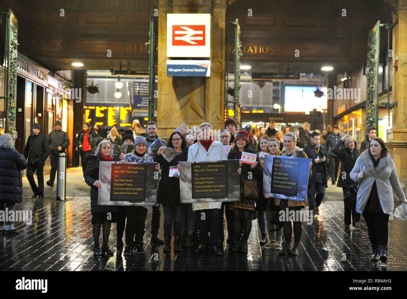 Glasgow, Schottland, Großbritannien. 7. Januar 2019. Schottische Labour-vorsitzende - Richard Leonard MSP und Mitkämpfer hit Bahnhöfe über Schottland heute, da die Partei Kampagnen auf ihre Politik des öffentlichen Eigentums. Die Partei, um Ihre Kampagne auf öffentliches Eigentum als Menschen aus ganz Schottland ihre erste volle Woche bei der Arbeit beginnen nach der festlichen brechen. Die Preise stiegen in diesem Monat, wie SNP Minister der Arbeitspartei Plan für ein Einfrieren der Tarife der schottischen Haushalt ignoriert. Credit: Colin Fisher/Alamy leben Nachrichten Stockfoto