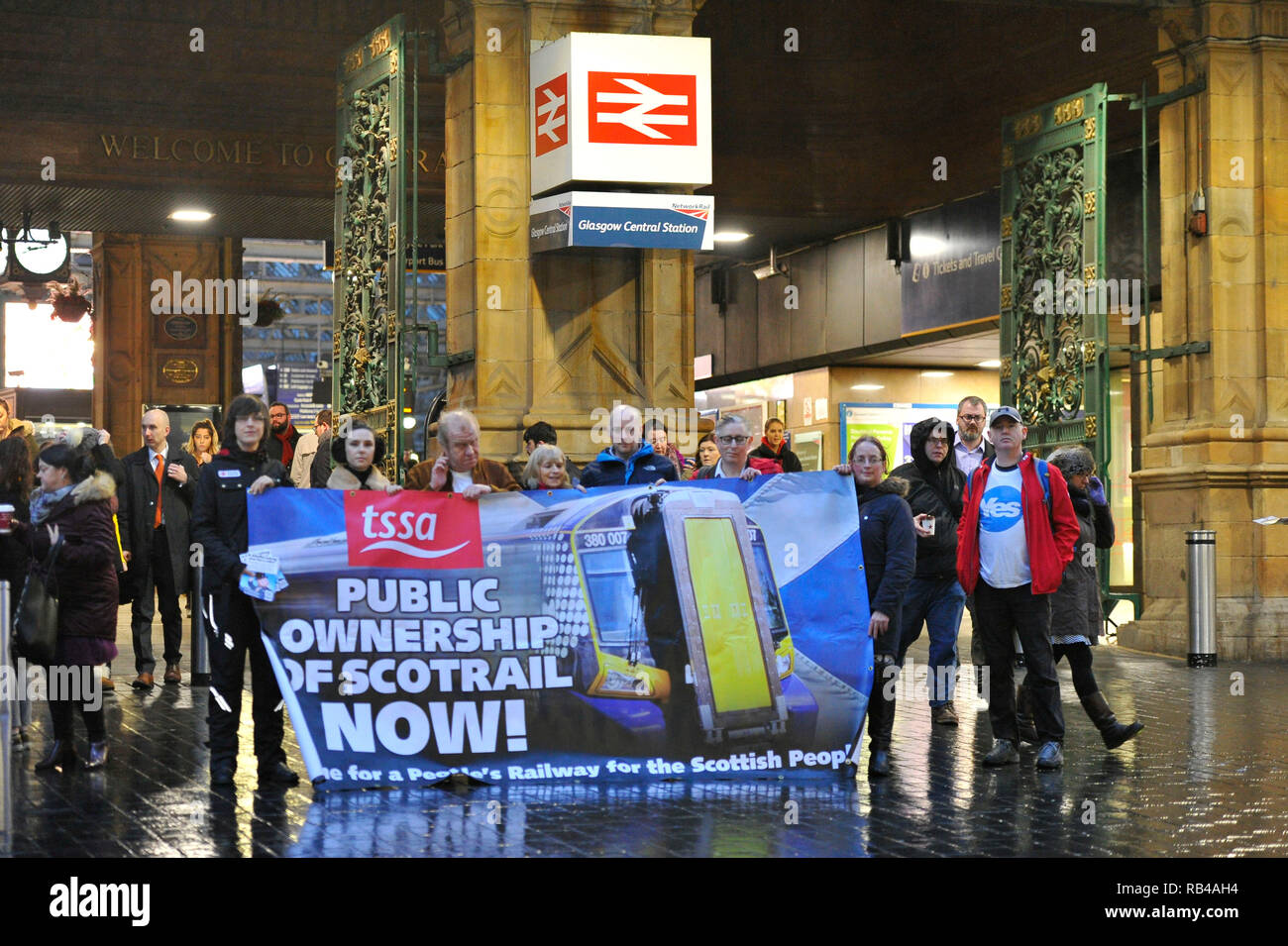 Glasgow, Schottland, Großbritannien. 7. Januar 2019. Schottische Labour-vorsitzende - Richard Leonard MSP und Mitkämpfer hit Bahnhöfe über Schottland heute, da die Partei Kampagnen auf ihre Politik des öffentlichen Eigentums. Die Partei, um Ihre Kampagne auf öffentliches Eigentum als Menschen aus ganz Schottland ihre erste volle Woche bei der Arbeit beginnen nach der festlichen brechen. Die Preise stiegen in diesem Monat, wie SNP Minister der Arbeitspartei Plan für ein Einfrieren der Tarife der schottischen Haushalt ignoriert. Credit: Colin Fisher/Alamy leben Nachrichten Stockfoto