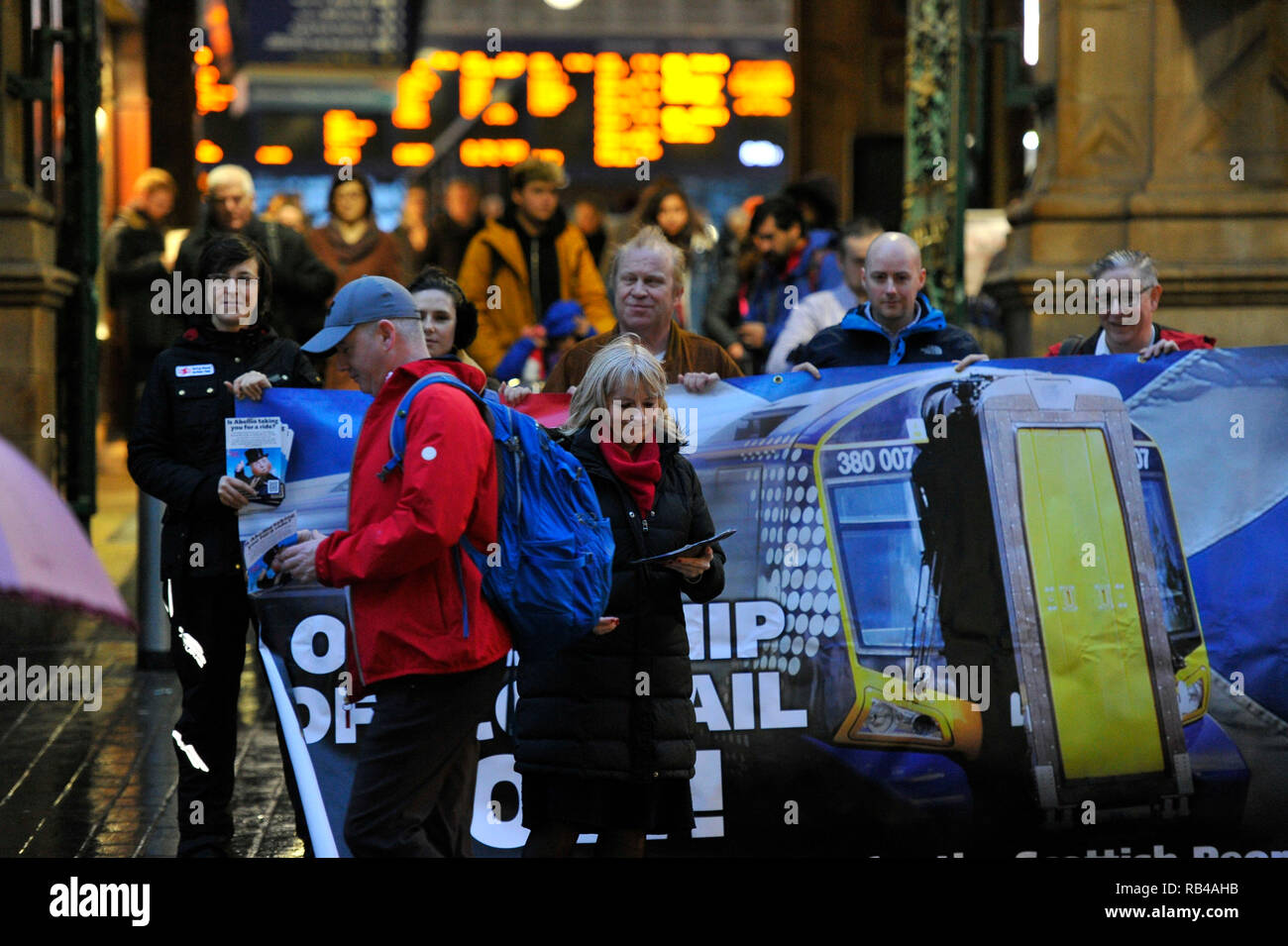 Glasgow, Schottland, Großbritannien. 7. Januar 2019. Schottische Labour-vorsitzende - Richard Leonard MSP und Mitkämpfer hit Bahnhöfe über Schottland heute, da die Partei Kampagnen auf ihre Politik des öffentlichen Eigentums. Die Partei, um Ihre Kampagne auf öffentliches Eigentum als Menschen aus ganz Schottland ihre erste volle Woche bei der Arbeit beginnen nach der festlichen brechen. Die Preise stiegen in diesem Monat, wie SNP Minister der Arbeitspartei Plan für ein Einfrieren der Tarife der schottischen Haushalt ignoriert. Credit: Colin Fisher/Alamy leben Nachrichten Stockfoto
