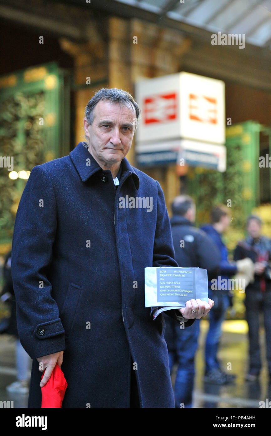 Glasgow, Schottland, Großbritannien. 7. Januar 2019. Schottische Labour-vorsitzende - Richard Leonard MSP und Mitkämpfer hit Bahnhöfe über Schottland heute, da die Partei Kampagnen auf ihre Politik des öffentlichen Eigentums. Die Partei, um Ihre Kampagne auf öffentliches Eigentum als Menschen aus ganz Schottland ihre erste volle Woche bei der Arbeit beginnen nach der festlichen brechen. Die Preise stiegen in diesem Monat, wie SNP Minister der Arbeitspartei Plan für ein Einfrieren der Tarife der schottischen Haushalt ignoriert. Credit: Colin Fisher/Alamy leben Nachrichten Stockfoto