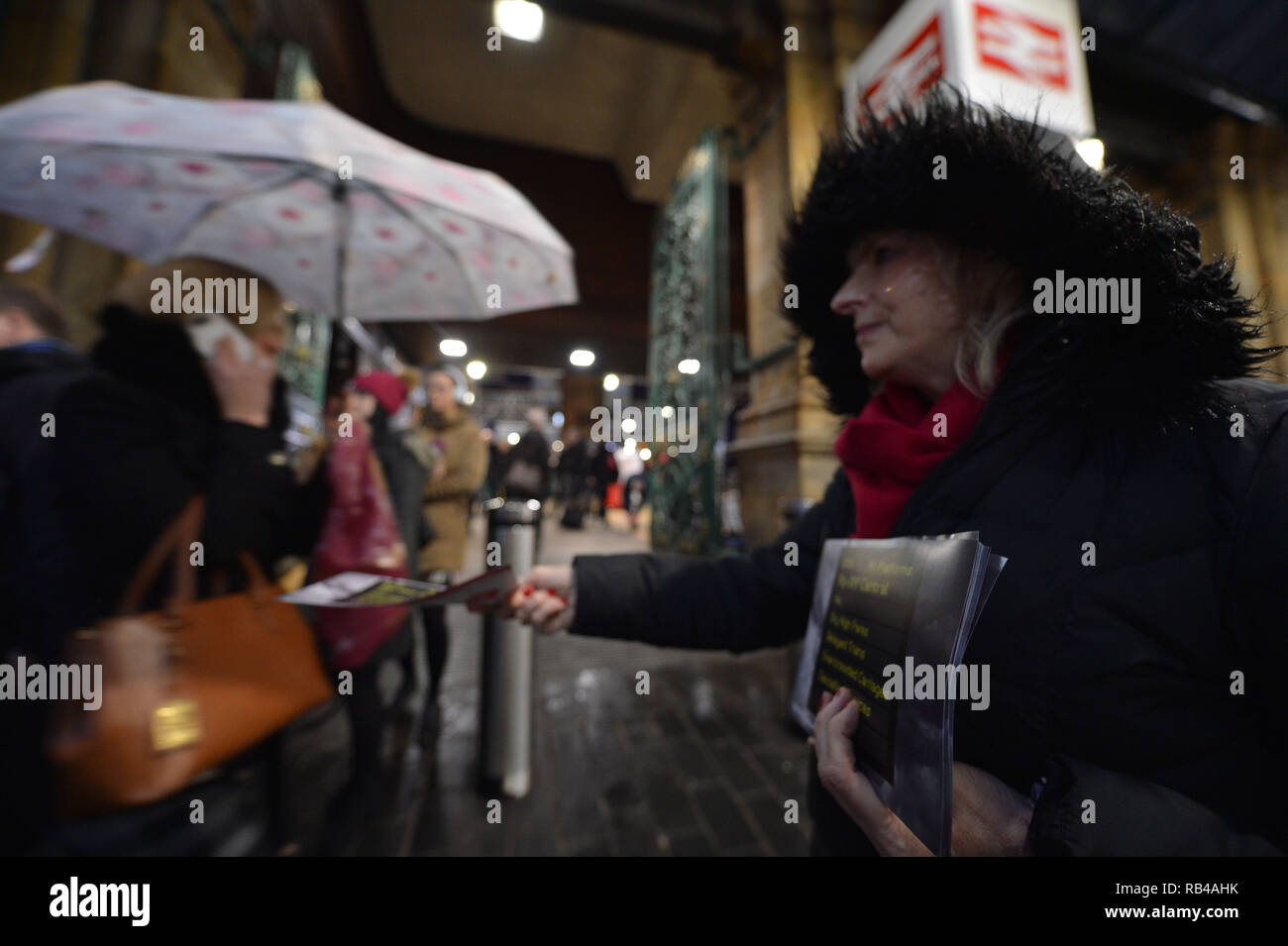 Glasgow, Schottland, Großbritannien. 7. Januar 2019. Schottische Labour-vorsitzende - Richard Leonard MSP und Mitkämpfer hit Bahnhöfe über Schottland heute, da die Partei Kampagnen auf ihre Politik des öffentlichen Eigentums. Die Partei, um Ihre Kampagne auf öffentliches Eigentum als Menschen aus ganz Schottland ihre erste volle Woche bei der Arbeit beginnen nach der festlichen brechen. Die Preise stiegen in diesem Monat, wie SNP Minister der Arbeitspartei Plan für ein Einfrieren der Tarife der schottischen Haushalt ignoriert. Credit: Colin Fisher/Alamy leben Nachrichten Stockfoto