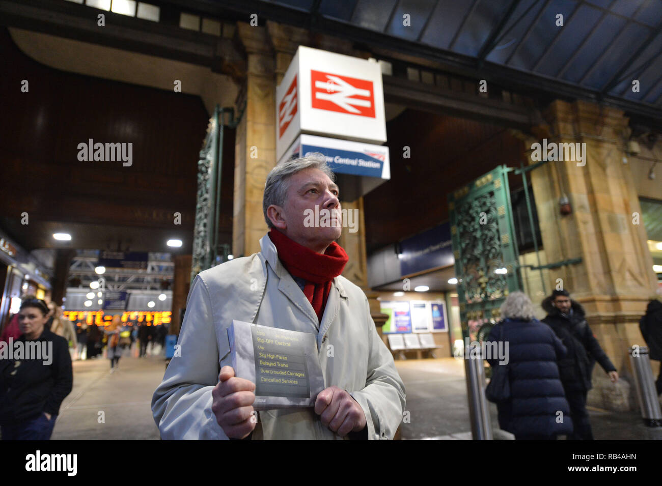 Glasgow, Schottland, Großbritannien. 7. Januar 2019. Schottische Labour-vorsitzende - Richard Leonard MSP und Mitkämpfer hit Bahnhöfe über Schottland heute, da die Partei Kampagnen auf ihre Politik des öffentlichen Eigentums. Die Partei, um Ihre Kampagne auf öffentliches Eigentum als Menschen aus ganz Schottland ihre erste volle Woche bei der Arbeit beginnen nach der festlichen brechen. Die Preise stiegen in diesem Monat, wie SNP Minister der Arbeitspartei Plan für ein Einfrieren der Tarife der schottischen Haushalt ignoriert. Credit: Colin Fisher/Alamy leben Nachrichten Stockfoto