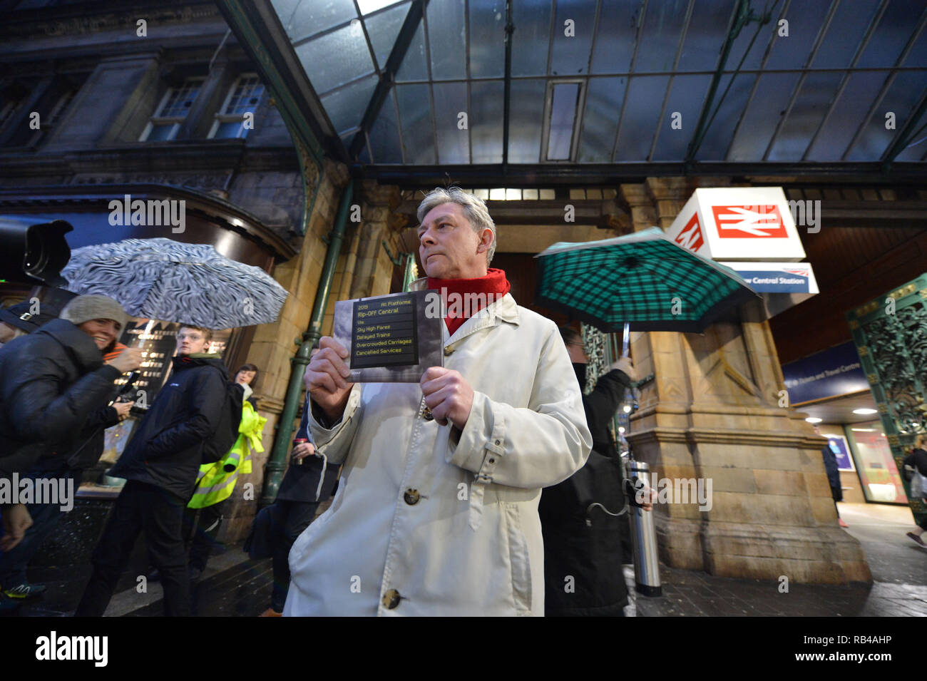 Glasgow, Schottland, Großbritannien. 7. Januar 2019. Schottische Labour-vorsitzende - Richard Leonard MSP und Mitkämpfer hit Bahnhöfe über Schottland heute, da die Partei Kampagnen auf ihre Politik des öffentlichen Eigentums. Die Partei, um Ihre Kampagne auf öffentliches Eigentum als Menschen aus ganz Schottland ihre erste volle Woche bei der Arbeit beginnen nach der festlichen brechen. Die Preise stiegen in diesem Monat, wie SNP Minister der Arbeitspartei Plan für ein Einfrieren der Tarife der schottischen Haushalt ignoriert. Credit: Colin Fisher/Alamy leben Nachrichten Stockfoto