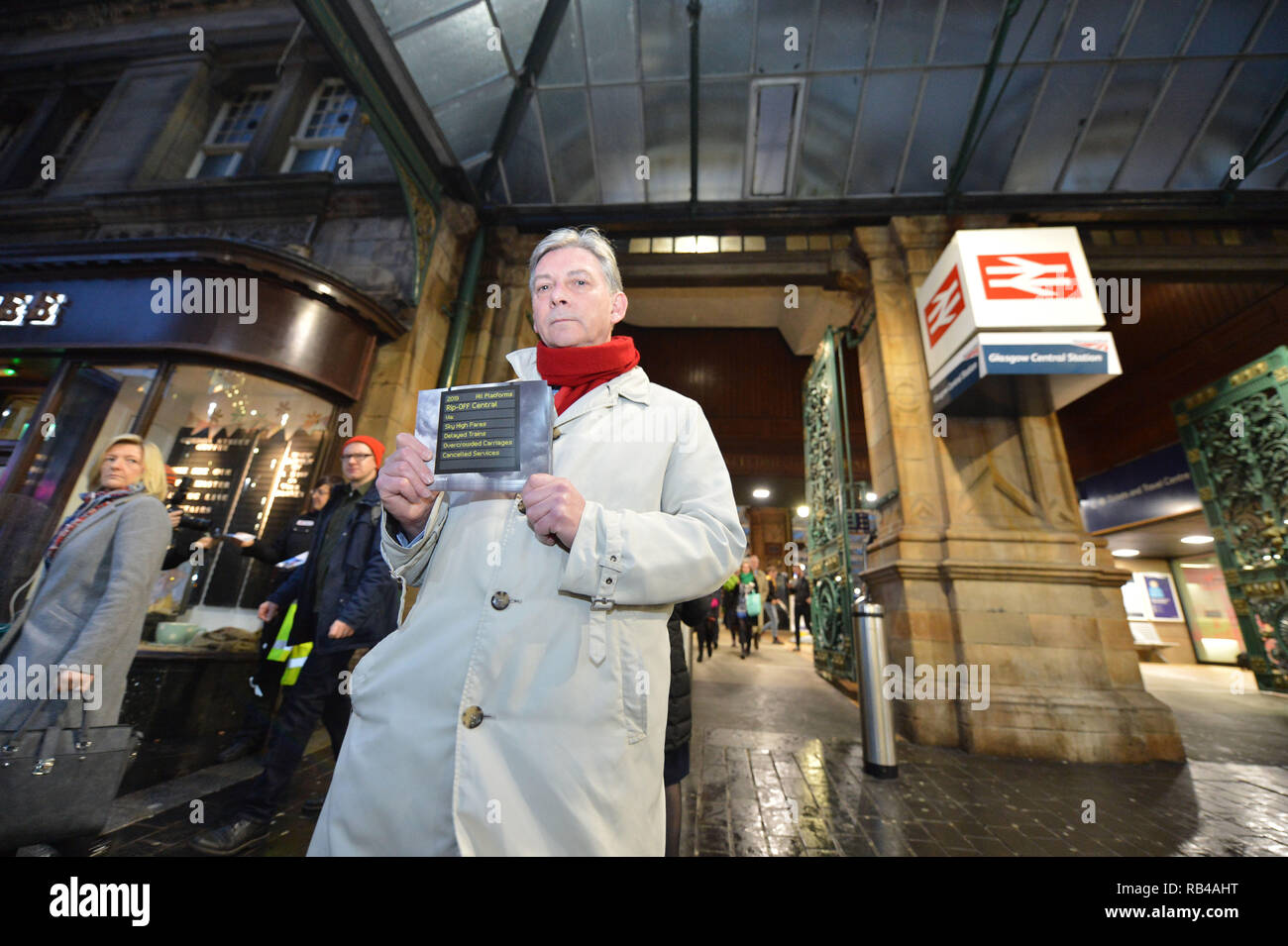 Glasgow, Schottland, Großbritannien. 7. Januar 2019. Schottische Labour-vorsitzende - Richard Leonard MSP und Mitkämpfer hit Bahnhöfe über Schottland heute, da die Partei Kampagnen auf ihre Politik des öffentlichen Eigentums. Die Partei, um Ihre Kampagne auf öffentliches Eigentum als Menschen aus ganz Schottland ihre erste volle Woche bei der Arbeit beginnen nach der festlichen brechen. Die Preise stiegen in diesem Monat, wie SNP Minister der Arbeitspartei Plan für ein Einfrieren der Tarife der schottischen Haushalt ignoriert. Credit: Colin Fisher/Alamy leben Nachrichten Stockfoto