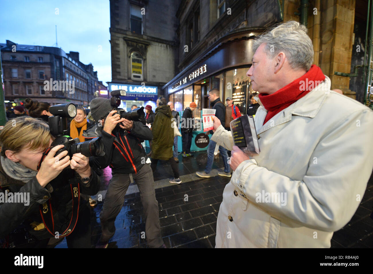 Glasgow, Schottland, Großbritannien. 7. Januar 2019. Schottische Labour-vorsitzende - Richard Leonard MSP und Mitkämpfer hit Bahnhöfe über Schottland heute, da die Partei Kampagnen auf ihre Politik des öffentlichen Eigentums. Die Partei, um Ihre Kampagne auf öffentliches Eigentum als Menschen aus ganz Schottland ihre erste volle Woche bei der Arbeit beginnen nach der festlichen brechen. Die Preise stiegen in diesem Monat, wie SNP Minister der Arbeitspartei Plan für ein Einfrieren der Tarife der schottischen Haushalt ignoriert. Credit: Colin Fisher/Alamy leben Nachrichten Stockfoto