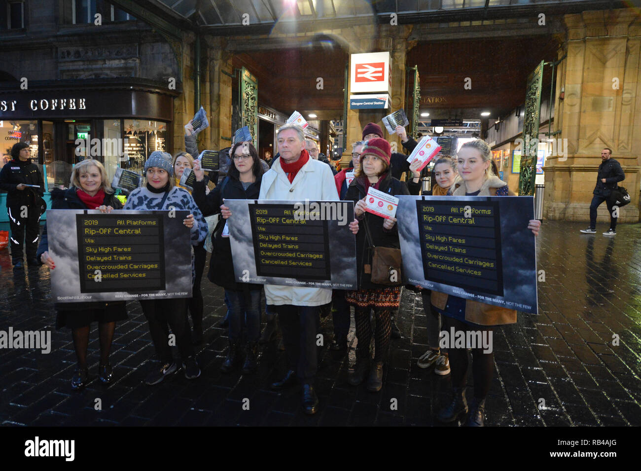 Glasgow, Schottland, Großbritannien. 7. Januar 2019. Schottische Labour-vorsitzende - Richard Leonard MSP und Mitkämpfer hit Bahnhöfe über Schottland heute, da die Partei Kampagnen auf ihre Politik des öffentlichen Eigentums. Die Partei, um Ihre Kampagne auf öffentliches Eigentum als Menschen aus ganz Schottland ihre erste volle Woche bei der Arbeit beginnen nach der festlichen brechen. Die Preise stiegen in diesem Monat, wie SNP Minister der Arbeitspartei Plan für ein Einfrieren der Tarife der schottischen Haushalt ignoriert. Credit: Colin Fisher/Alamy leben Nachrichten Stockfoto
