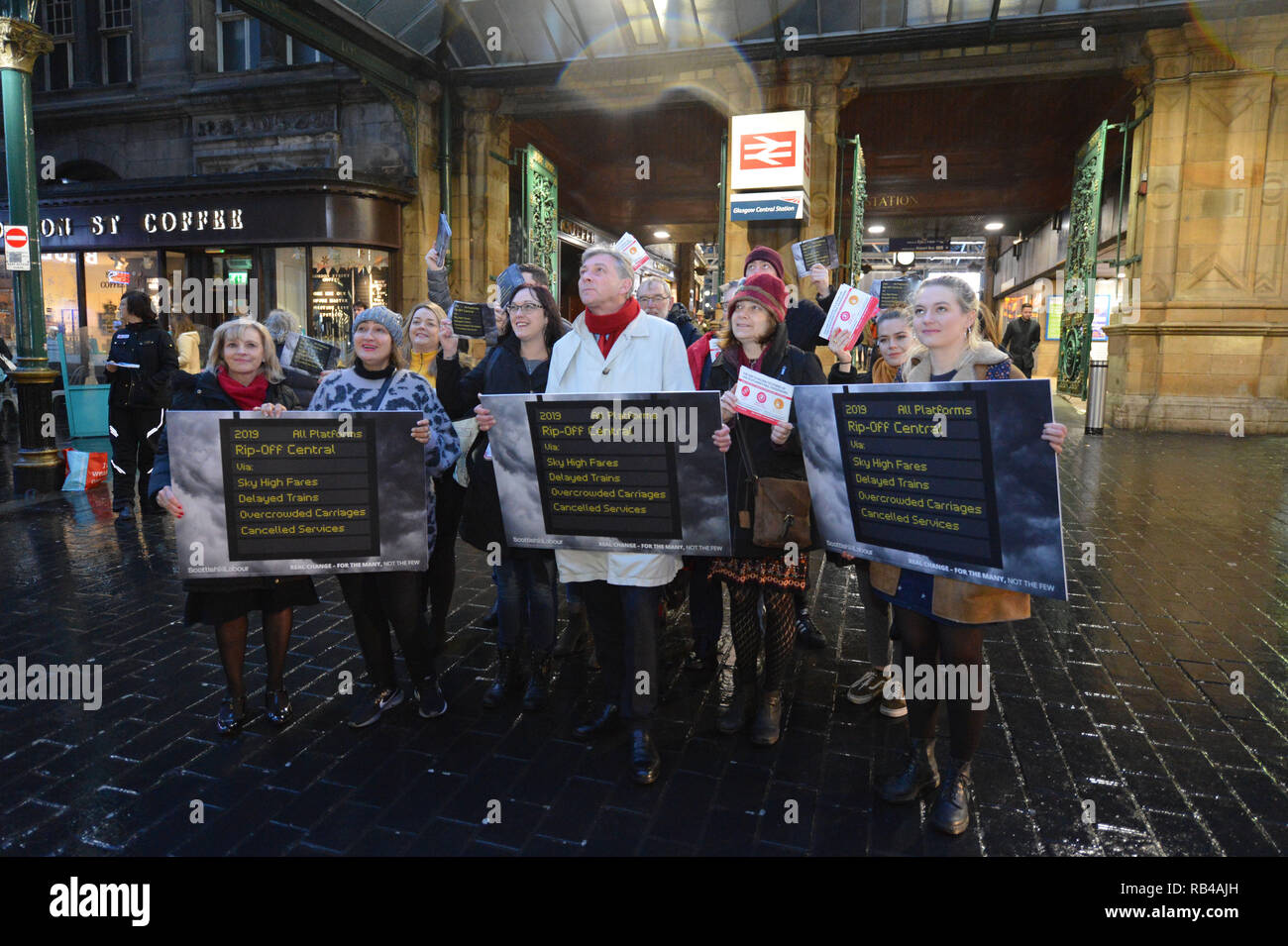 Glasgow, Schottland, Großbritannien. 7. Januar 2019. Schottische Labour-vorsitzende - Richard Leonard MSP und Mitkämpfer hit Bahnhöfe über Schottland heute, da die Partei Kampagnen auf ihre Politik des öffentlichen Eigentums. Die Partei, um Ihre Kampagne auf öffentliches Eigentum als Menschen aus ganz Schottland ihre erste volle Woche bei der Arbeit beginnen nach der festlichen brechen. Die Preise stiegen in diesem Monat, wie SNP Minister der Arbeitspartei Plan für ein Einfrieren der Tarife der schottischen Haushalt ignoriert. Credit: Colin Fisher/Alamy leben Nachrichten Stockfoto