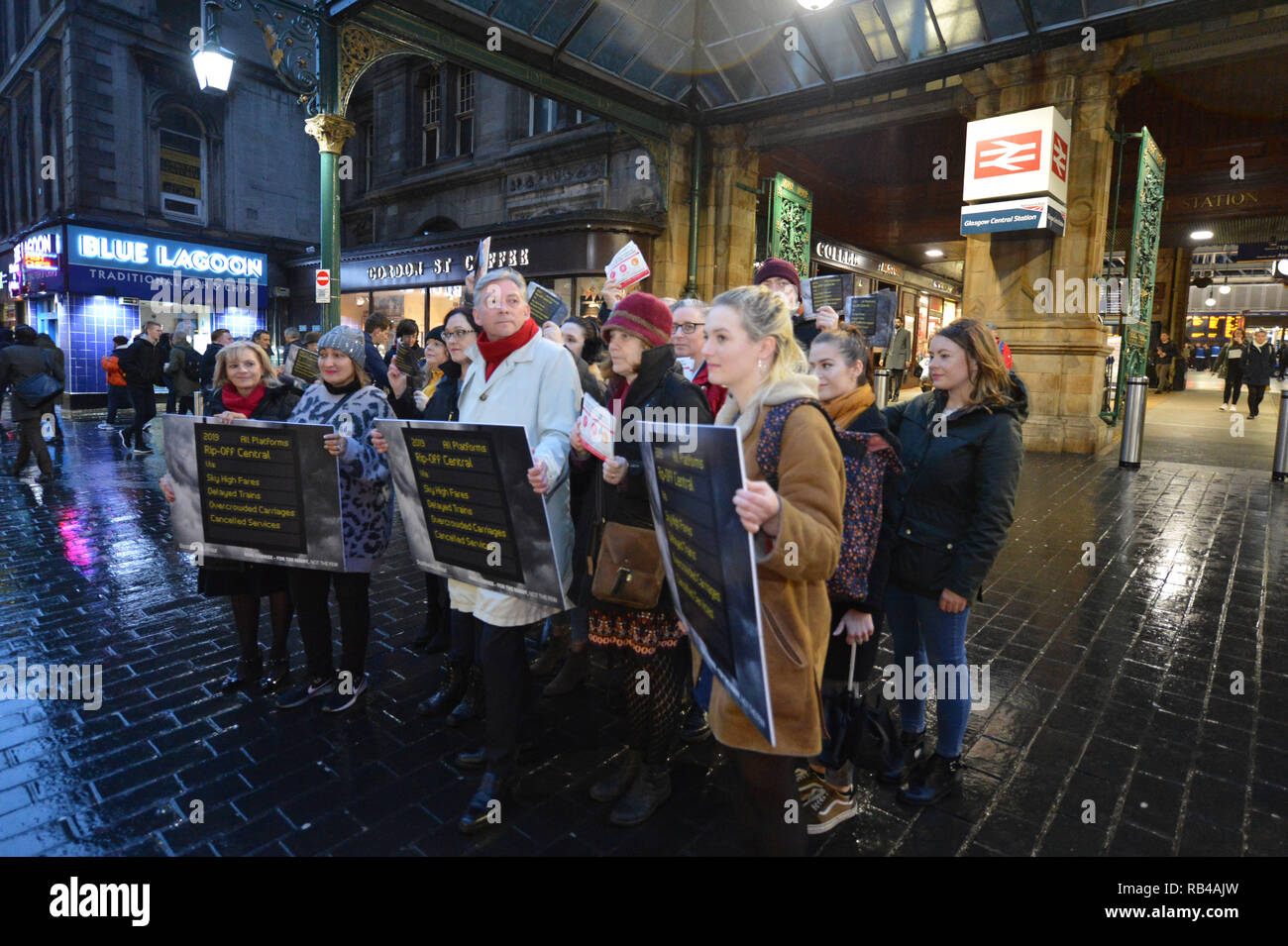 Glasgow, Schottland, Großbritannien. 7. Januar 2019. Schottische Labour-vorsitzende - Richard Leonard MSP und Mitkämpfer hit Bahnhöfe über Schottland heute, da die Partei Kampagnen auf ihre Politik des öffentlichen Eigentums. Die Partei, um Ihre Kampagne auf öffentliches Eigentum als Menschen aus ganz Schottland ihre erste volle Woche bei der Arbeit beginnen nach der festlichen brechen. Die Preise stiegen in diesem Monat, wie SNP Minister der Arbeitspartei Plan für ein Einfrieren der Tarife der schottischen Haushalt ignoriert. Credit: Colin Fisher/Alamy leben Nachrichten Stockfoto