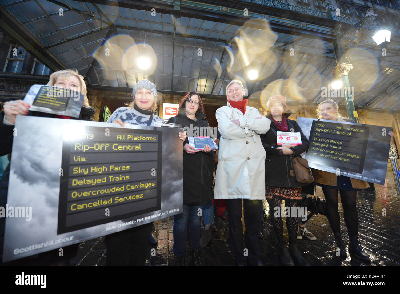 Glasgow, Schottland, Großbritannien. 7. Januar 2019. Schottische Labour-vorsitzende - Richard Leonard MSP und Mitkämpfer hit Bahnhöfe über Schottland heute, da die Partei Kampagnen auf ihre Politik des öffentlichen Eigentums. Die Partei, um Ihre Kampagne auf öffentliches Eigentum als Menschen aus ganz Schottland ihre erste volle Woche bei der Arbeit beginnen nach der festlichen brechen. Die Preise stiegen in diesem Monat, wie SNP Minister der Arbeitspartei Plan für ein Einfrieren der Tarife der schottischen Haushalt ignoriert. Credit: Colin Fisher/Alamy leben Nachrichten Stockfoto