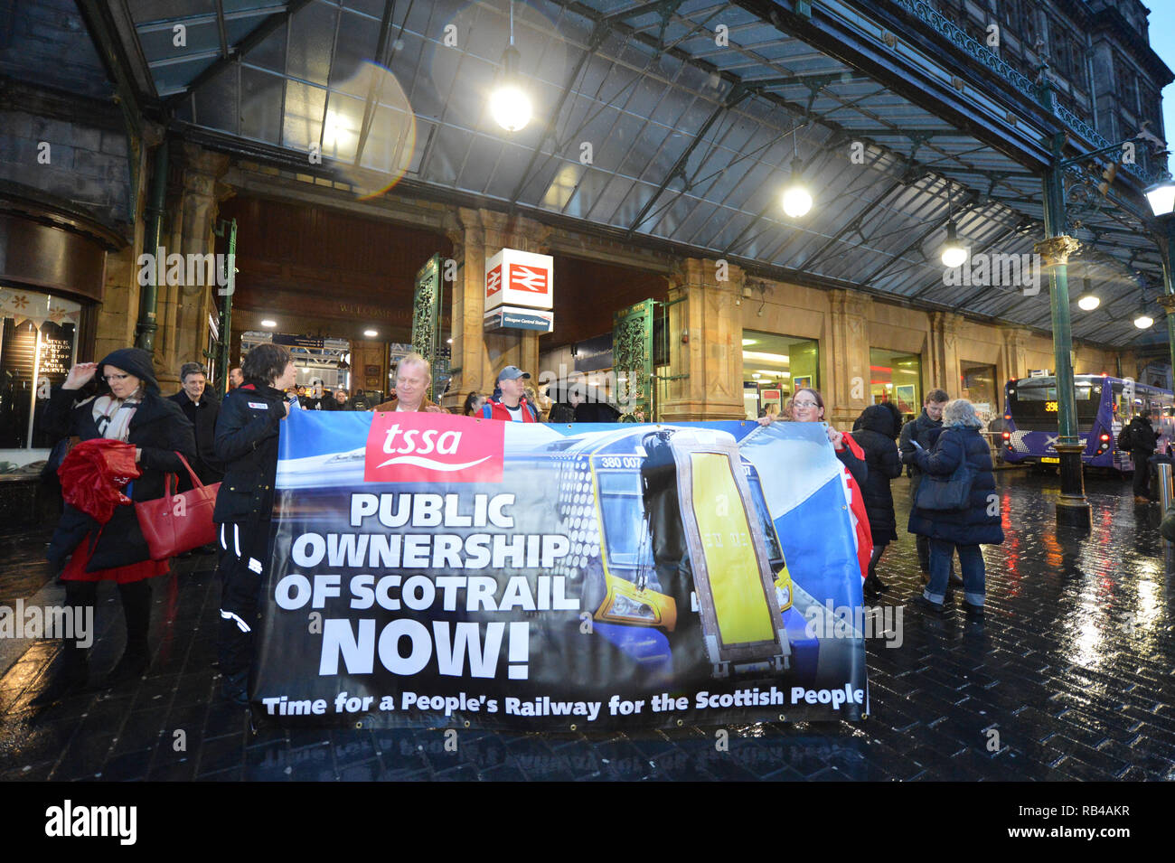 Glasgow, Schottland, Großbritannien. 7. Januar 2019. Schottische Labour-vorsitzende - Richard Leonard MSP und Mitkämpfer hit Bahnhöfe über Schottland heute, da die Partei Kampagnen auf ihre Politik des öffentlichen Eigentums. Die Partei, um Ihre Kampagne auf öffentliches Eigentum als Menschen aus ganz Schottland ihre erste volle Woche bei der Arbeit beginnen nach der festlichen brechen. Die Preise stiegen in diesem Monat, wie SNP Minister der Arbeitspartei Plan für ein Einfrieren der Tarife der schottischen Haushalt ignoriert. Credit: Colin Fisher/Alamy leben Nachrichten Stockfoto