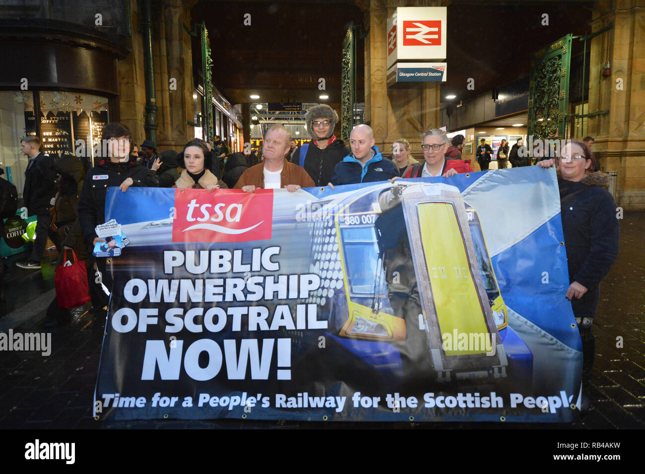 Glasgow, Schottland, Großbritannien. 7. Januar 2019. Schottische Labour-vorsitzende - Richard Leonard MSP und Mitkämpfer hit Bahnhöfe über Schottland heute, da die Partei Kampagnen auf ihre Politik des öffentlichen Eigentums. Die Partei, um Ihre Kampagne auf öffentliches Eigentum als Menschen aus ganz Schottland ihre erste volle Woche bei der Arbeit beginnen nach der festlichen brechen. Die Preise stiegen in diesem Monat, wie SNP Minister der Arbeitspartei Plan für ein Einfrieren der Tarife der schottischen Haushalt ignoriert. Credit: Colin Fisher/Alamy leben Nachrichten Stockfoto