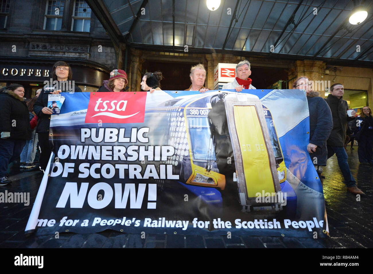 Glasgow, Schottland, Großbritannien. 7. Januar 2019. Schottische Labour-vorsitzende - Richard Leonard MSP und Mitkämpfer hit Bahnhöfe über Schottland heute, da die Partei Kampagnen auf ihre Politik des öffentlichen Eigentums. Die Partei, um Ihre Kampagne auf öffentliches Eigentum als Menschen aus ganz Schottland ihre erste volle Woche bei der Arbeit beginnen nach der festlichen brechen. Die Preise stiegen in diesem Monat, wie SNP Minister der Arbeitspartei Plan für ein Einfrieren der Tarife der schottischen Haushalt ignoriert. Credit: Colin Fisher/Alamy leben Nachrichten Stockfoto