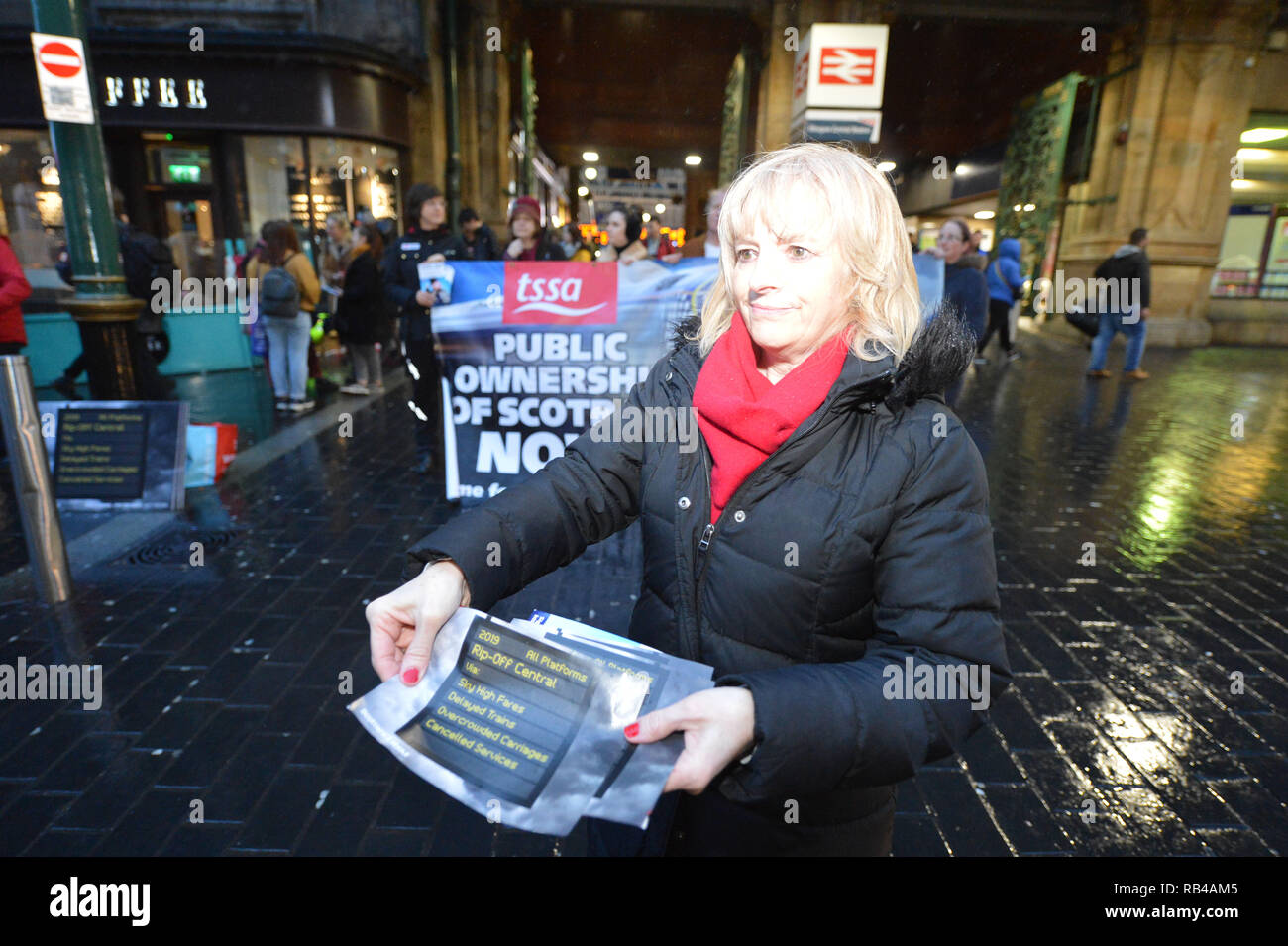 Glasgow, Schottland, Großbritannien. 7. Januar 2019. Schottische Labour-vorsitzende - Richard Leonard MSP und Mitkämpfer hit Bahnhöfe über Schottland heute, da die Partei Kampagnen auf ihre Politik des öffentlichen Eigentums. Die Partei, um Ihre Kampagne auf öffentliches Eigentum als Menschen aus ganz Schottland ihre erste volle Woche bei der Arbeit beginnen nach der festlichen brechen. Die Preise stiegen in diesem Monat, wie SNP Minister der Arbeitspartei Plan für ein Einfrieren der Tarife der schottischen Haushalt ignoriert. Credit: Colin Fisher/Alamy leben Nachrichten Stockfoto