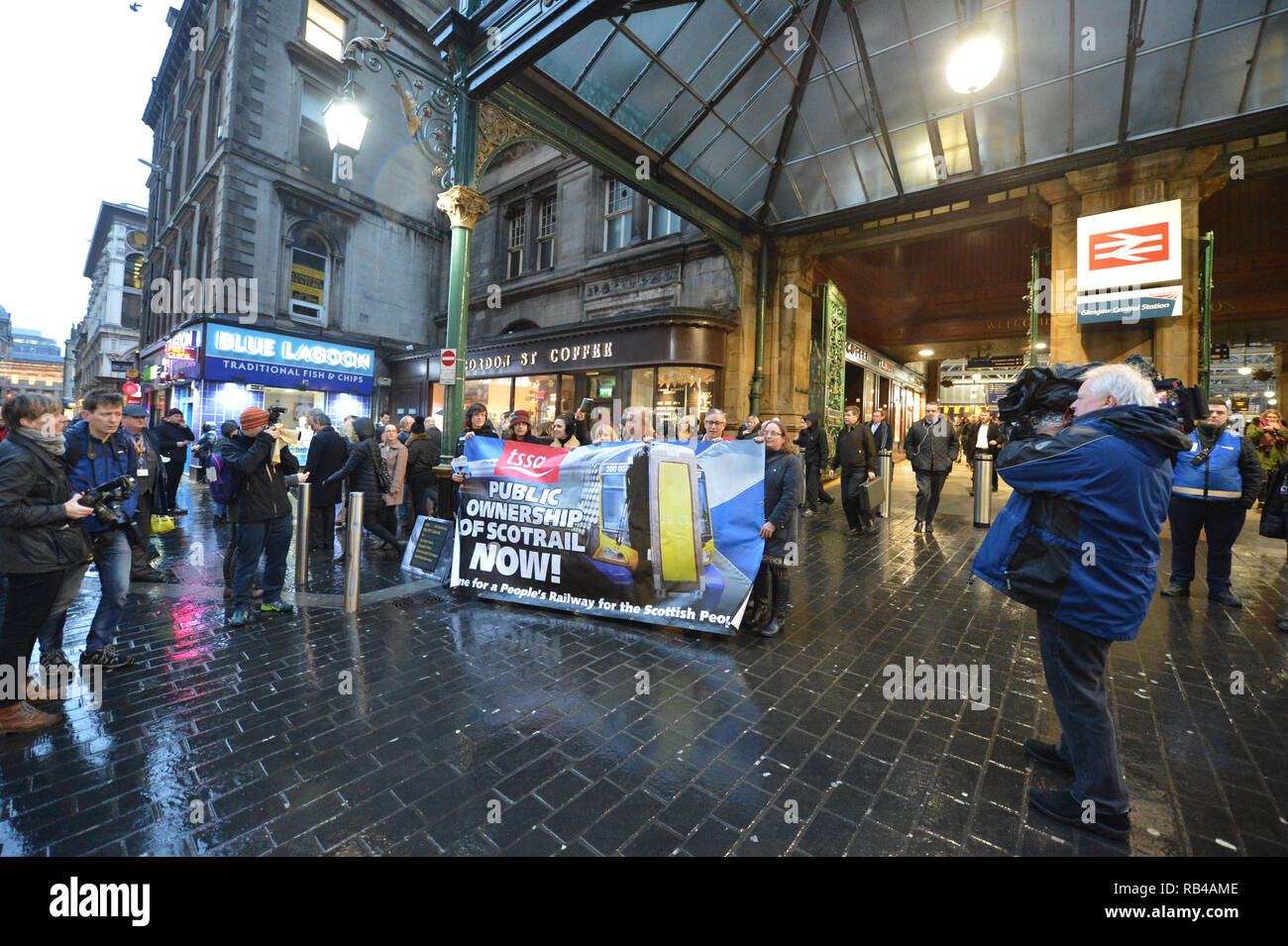 Glasgow, Schottland, Großbritannien. 7. Januar 2019. Schottische Labour-vorsitzende - Richard Leonard MSP und Mitkämpfer hit Bahnhöfe über Schottland heute, da die Partei Kampagnen auf ihre Politik des öffentlichen Eigentums. Die Partei, um Ihre Kampagne auf öffentliches Eigentum als Menschen aus ganz Schottland ihre erste volle Woche bei der Arbeit beginnen nach der festlichen brechen. Die Preise stiegen in diesem Monat, wie SNP Minister der Arbeitspartei Plan für ein Einfrieren der Tarife der schottischen Haushalt ignoriert. Credit: Colin Fisher/Alamy leben Nachrichten Stockfoto