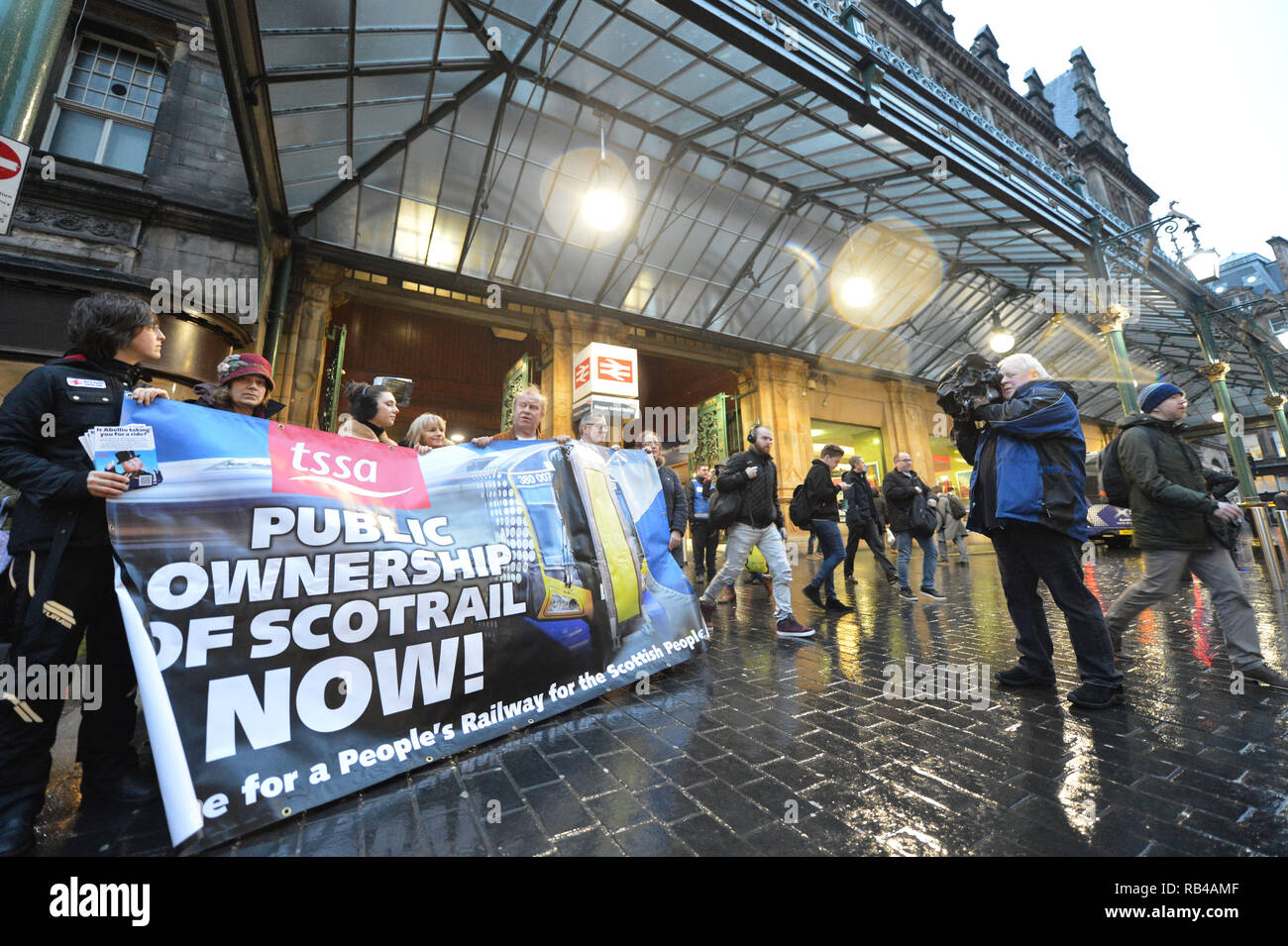 Glasgow, Schottland, Großbritannien. 7. Januar 2019. Schottische Labour-vorsitzende - Richard Leonard MSP und Mitkämpfer hit Bahnhöfe über Schottland heute, da die Partei Kampagnen auf ihre Politik des öffentlichen Eigentums. Die Partei, um Ihre Kampagne auf öffentliches Eigentum als Menschen aus ganz Schottland ihre erste volle Woche bei der Arbeit beginnen nach der festlichen brechen. Die Preise stiegen in diesem Monat, wie SNP Minister der Arbeitspartei Plan für ein Einfrieren der Tarife der schottischen Haushalt ignoriert. Credit: Colin Fisher/Alamy leben Nachrichten Stockfoto