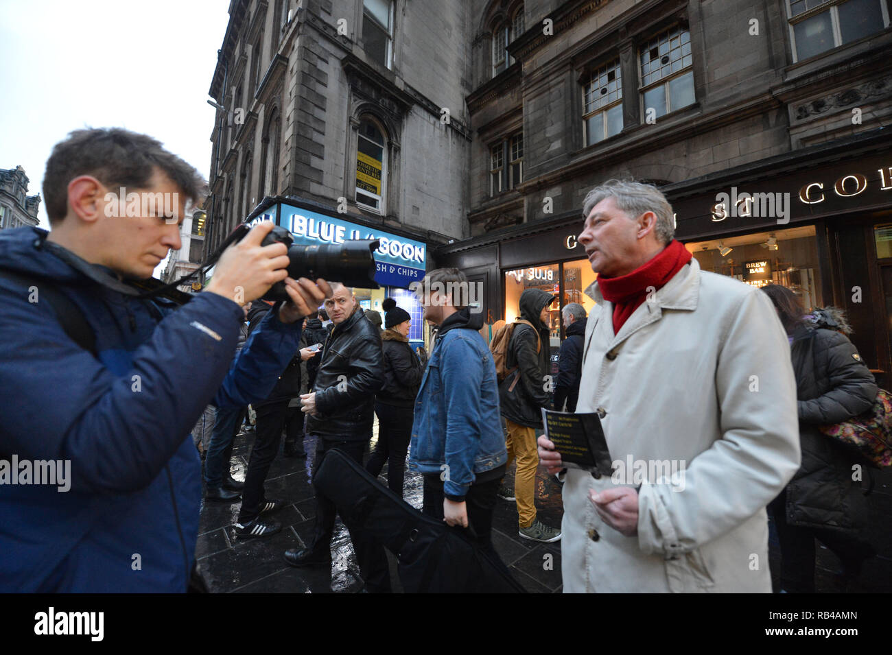 Glasgow, Schottland, Großbritannien. 7. Januar 2019. Schottische Labour-vorsitzende - Richard Leonard MSP und Mitkämpfer hit Bahnhöfe über Schottland heute, da die Partei Kampagnen auf ihre Politik des öffentlichen Eigentums. Die Partei, um Ihre Kampagne auf öffentliches Eigentum als Menschen aus ganz Schottland ihre erste volle Woche bei der Arbeit beginnen nach der festlichen brechen. Die Preise stiegen in diesem Monat, wie SNP Minister der Arbeitspartei Plan für ein Einfrieren der Tarife der schottischen Haushalt ignoriert. Credit: Colin Fisher/Alamy leben Nachrichten Stockfoto