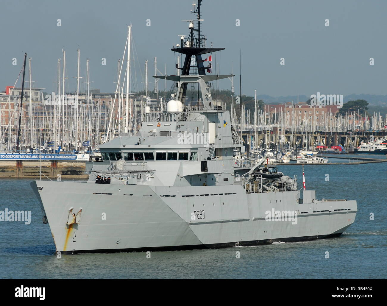 Ajaxnetphoto. Datei pic 2014, Portsmouth, England. Update 7. Januar, 2019. Royal Navy Patrol Schiff HMS Mersey bereitgestellt im Englischen Kanal zu helfen Migranten, die gefährliche Reise verhindern." abgebildeten Portsmouth verlassen in diesem 2014 Datei pic. Foto: Tony Holland/AJAX Stockfoto