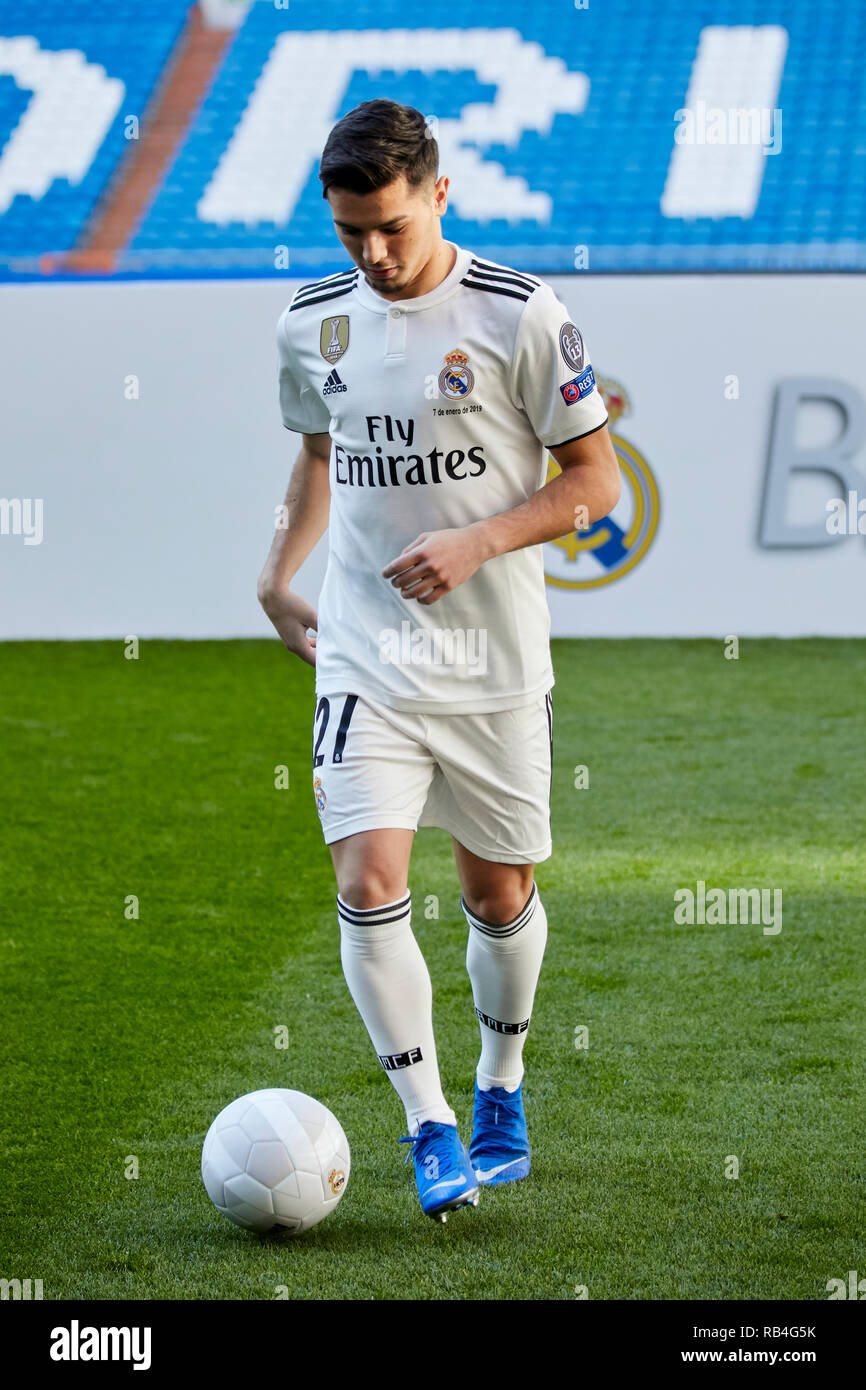 Brahim Diaz gesehen während seiner offiziellen Präsentation als  Fußballspieler bei Real Madrid Santiago Bernabeu in Madrid posieren  Stockfotografie - Alamy