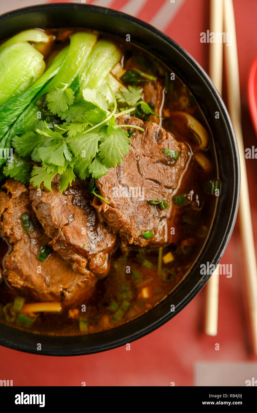 Taiwanesische Schmorbraten Nudelsuppe mit Stäbchen auf den Tisch eines chinesischen Restaurant Stockfoto