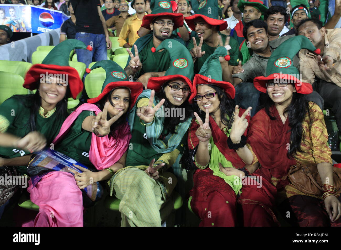 Bangladesch fans Flash das V-Zeichen während der ICC Cricket World Cup 2011 gegen Irland an der Sher-e-Bangla National Stadium. Dhaka, Bangladesch. Stockfoto