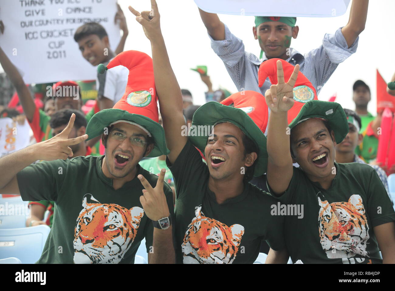 Bangladesch fans Flash das V-Zeichen während der ICC Cricket World Cup 2011 gegen England bei Zohur Ahmed Chowdhury Stadion. Chittagong, Bangladesch. Stockfoto