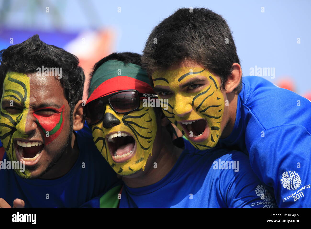 Bangladesch Fans jubeln während der ICC Cricket World Cup Match gegen Niederlande bei Zohur Ahmed Chowdhury Stadion. Chittagong, Bangladesch. Stockfoto