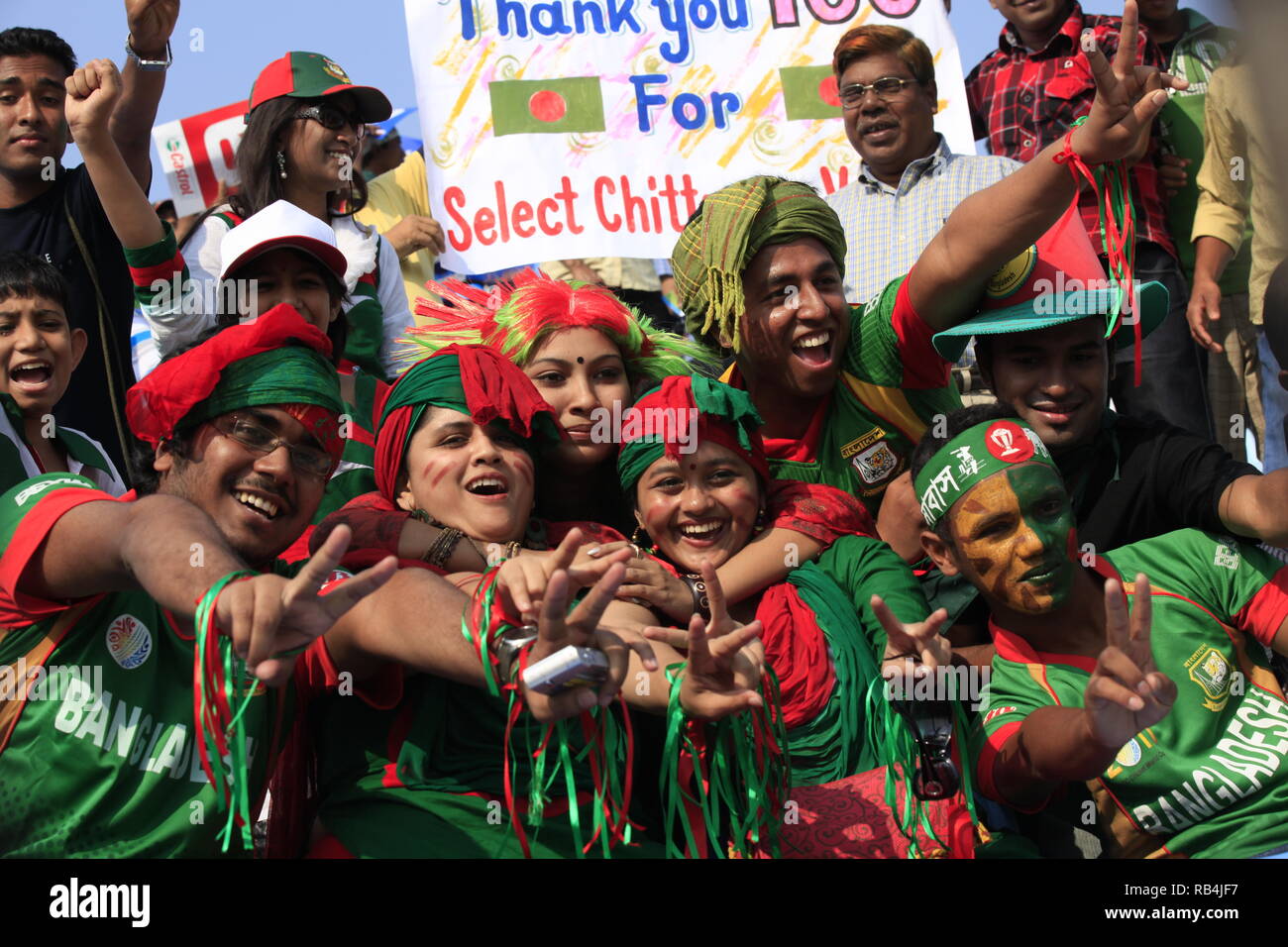 Bangladesch fans Flash das V-Zeichen während der ICC Cricket World Cup 2011 gegen die Niederlande bei der SHER-e-Bangla National Stadium. Dhaka, Bangladesch. Stockfoto