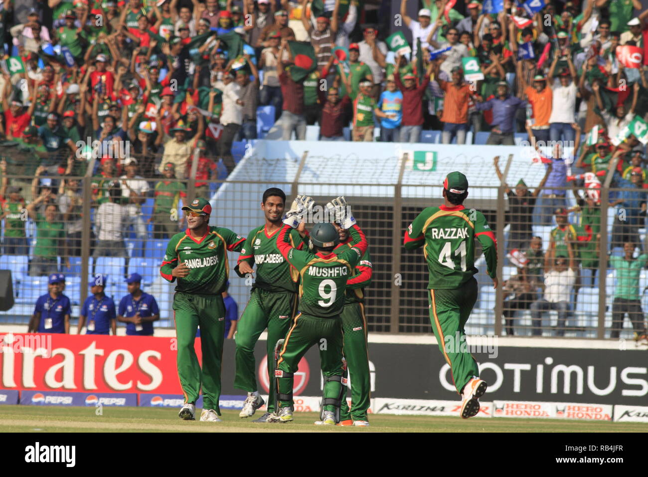Bangladesch Spieler und Fans feiern Ihre spannend in der ICC Cricket World Cup 2011 gegen England bei Zohur Ahmed Chowdhury Stadion gewinnen. Chittago Stockfoto