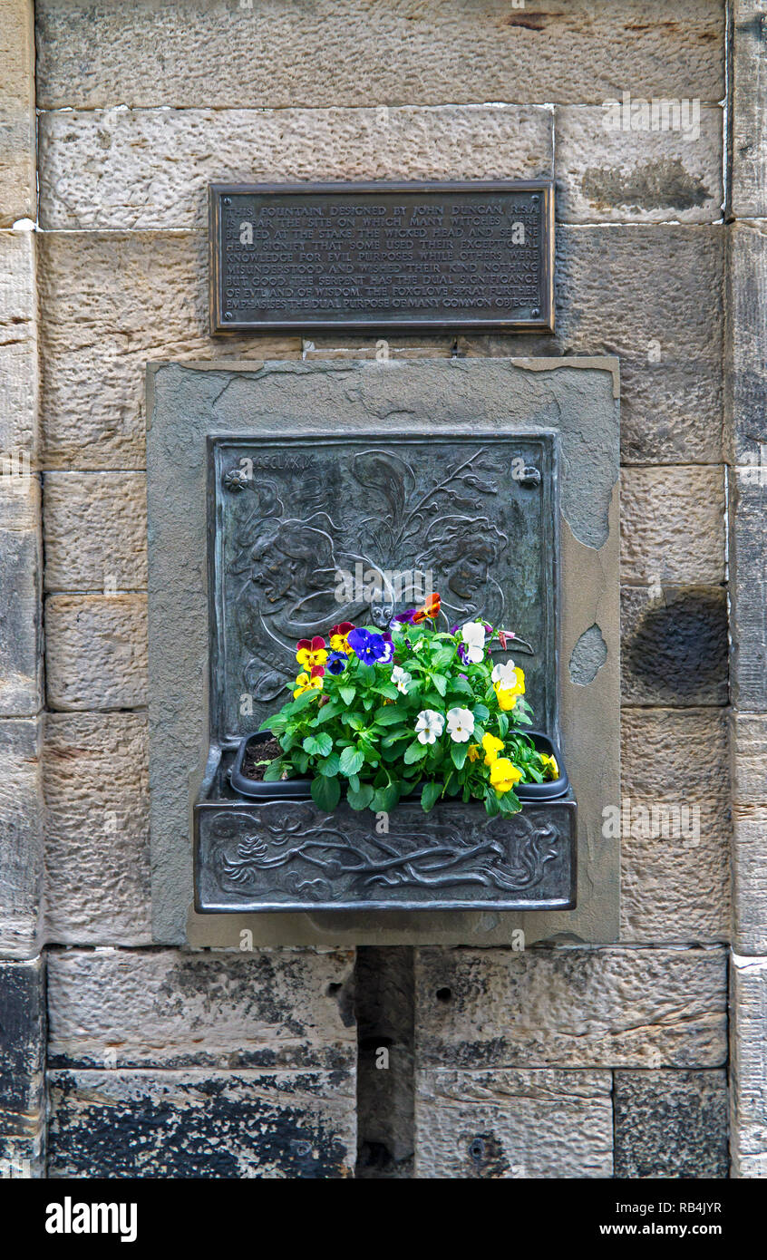 Die Hexen ist eine gusseiserne Brunnen in der Wand in der Nähe des Eingangs vom Schloss Edinburgh, Schottland. Auch die 'Hexen' wurde errichtet 1894. Stockfoto