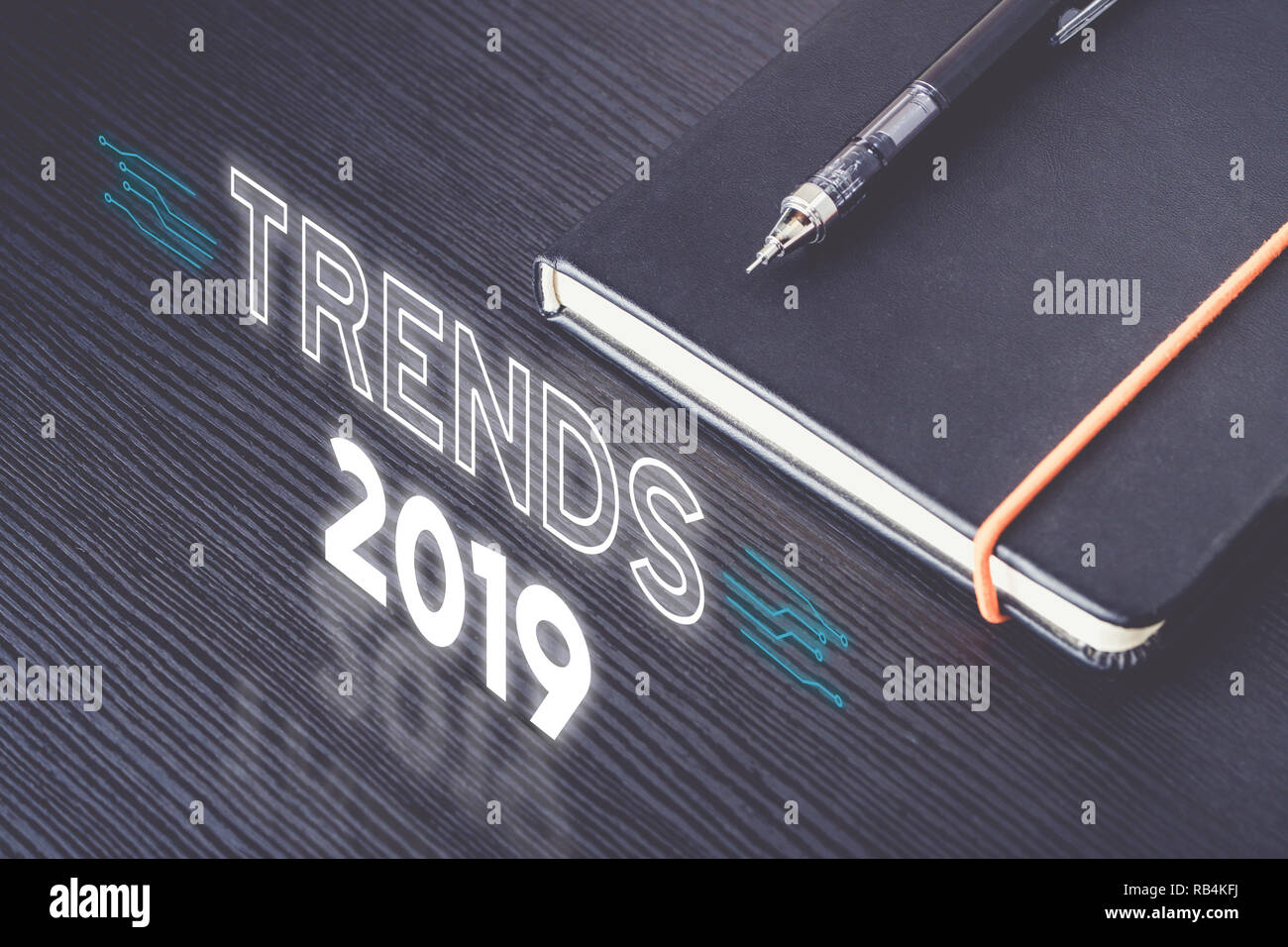 Nahaufnahme Blick von oben auf die Trends 2019 mit schwarz Notebook mit modernen mechanischen Bleistift auf Holz Tisch. Die Zukunft Prognosen neue Sache Stockfoto