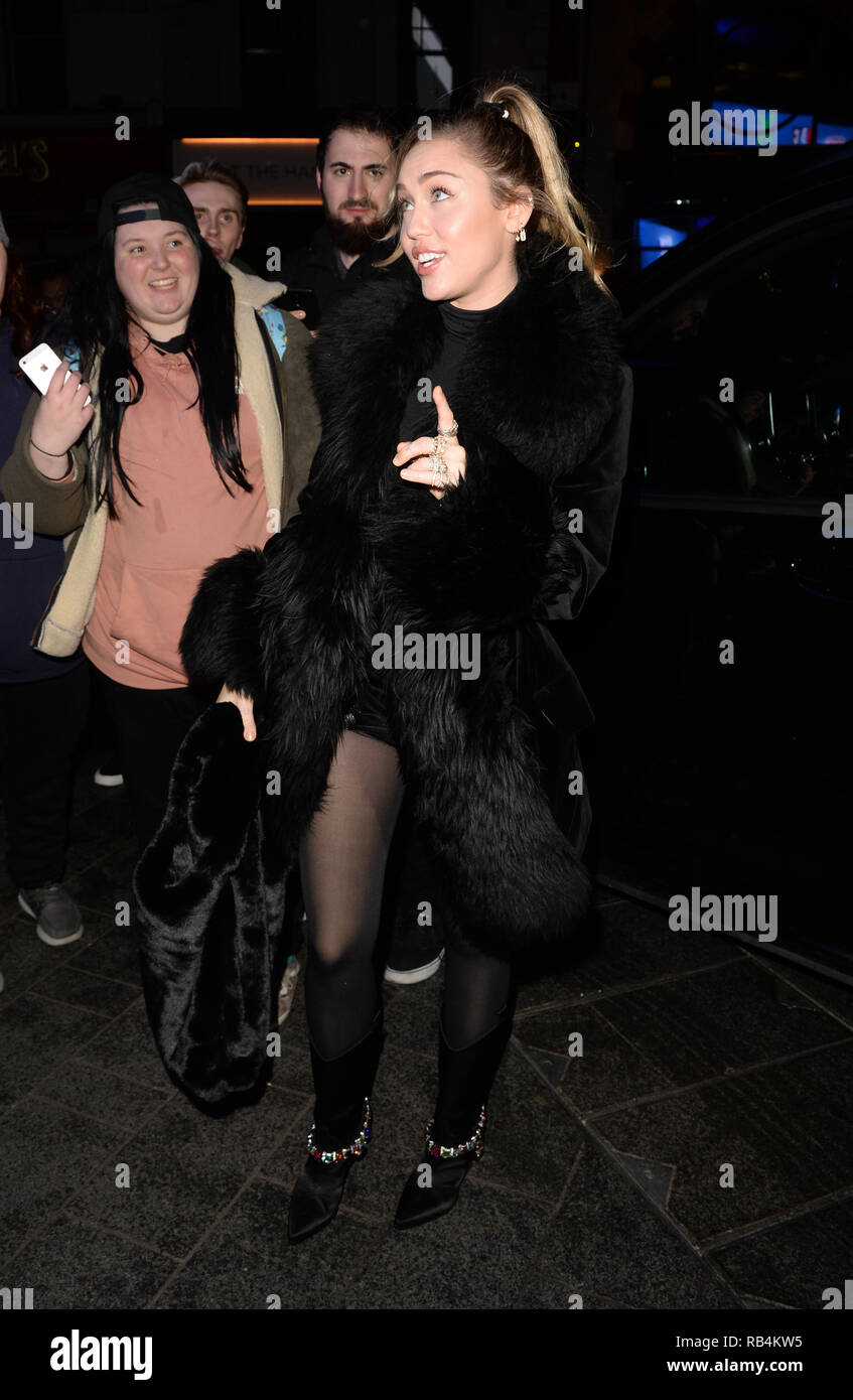 Miley Cyrus grüßt Fans bei Capital Radio Mit: Miley Cyrus Wo: London, Großbritannien Wann: 07 Dec 2018 Credit: Tony Oudot/WANN Stockfoto