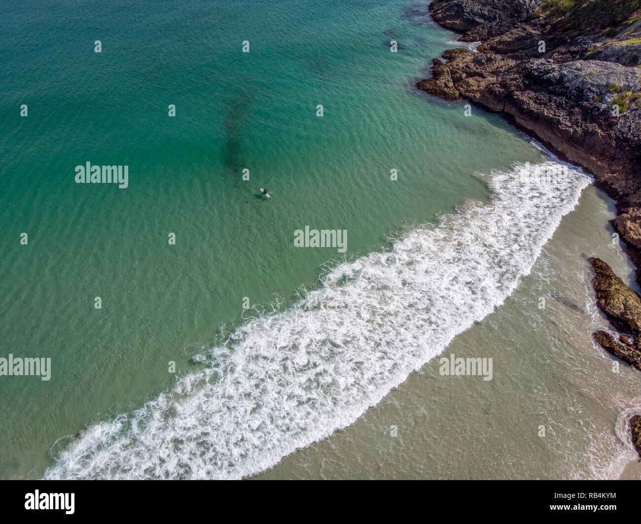 Eine schöne drone Foto von einem Surfer wartet auf eine Welle an puheke Strand in die Karikari Halbinsel, weit nördlich von Neuseeland Stockfoto