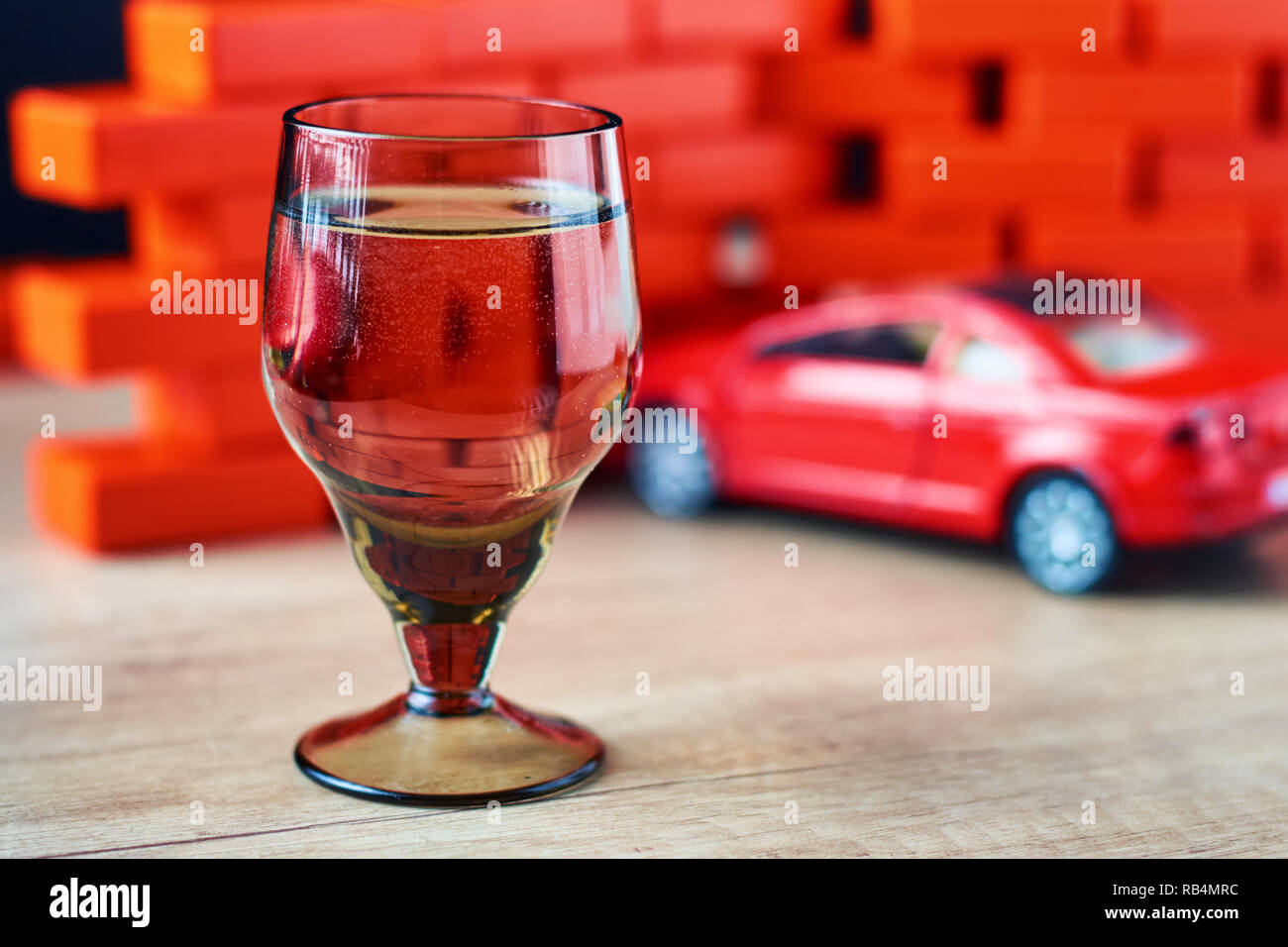 Betrunken Auto crash Unfall. Fahren Sie nicht nach Trinken Konzept. Glas und kaputten Auto Stockfoto