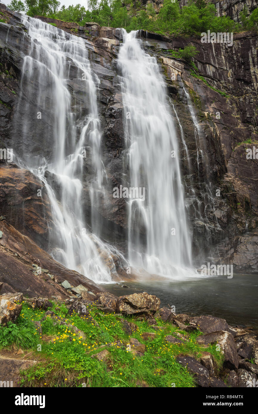 Ansicht des Skjervsfossen von lange Exposition, bei einem niedrigen Winkel Stockfoto