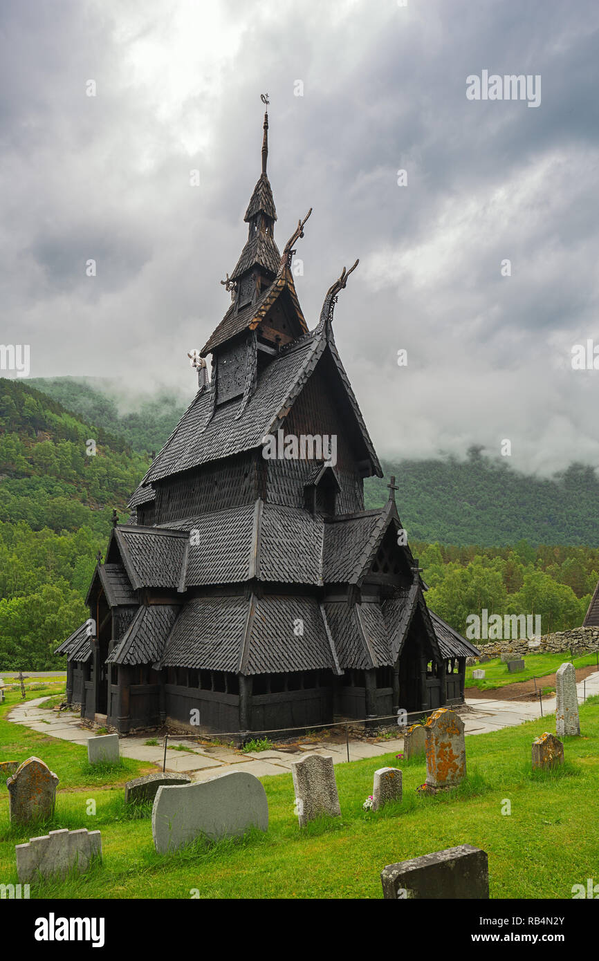 Editorial: LAERDAL, Sogn und Fjordane, Norwegen, 11. Juni 2018 - Die Kirche Borgund von der Rückseite mit Bergen im Hintergrund gesehen Daube Stockfoto