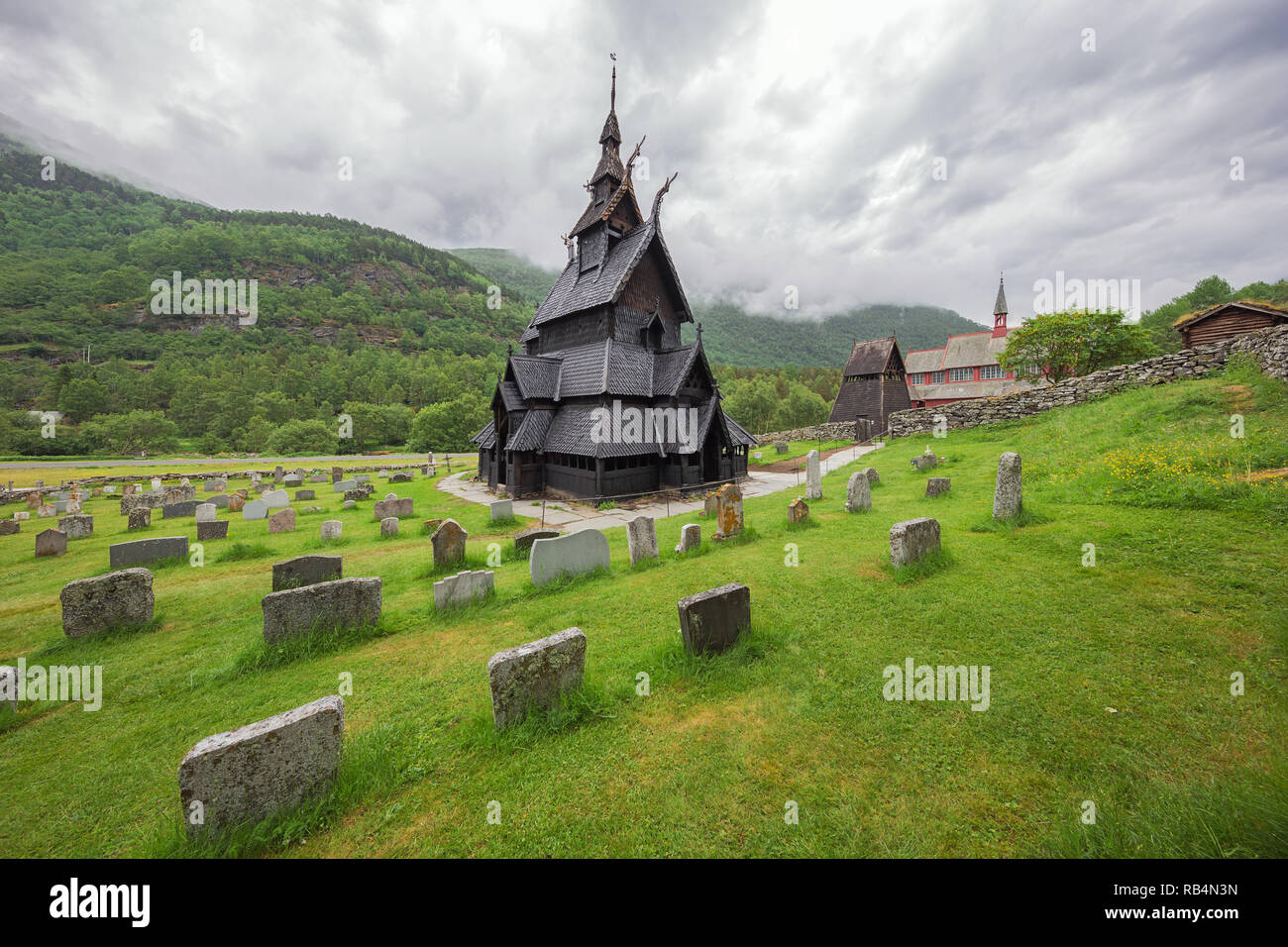 Editorial: LAERDAL, Sogn und Fjordane, Norwegen, 11. Juni 2018 - Die Kirche Borgund und seine Umgebung mit seinem Glockenturm und die borgund Stabkirche Stockfoto