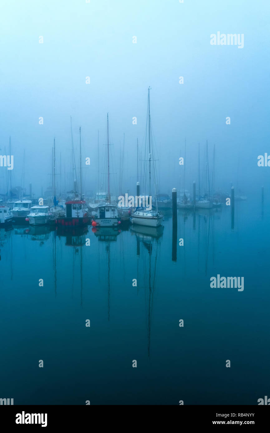 Yachten und Boote im Nebel, im Hafen Stockfoto