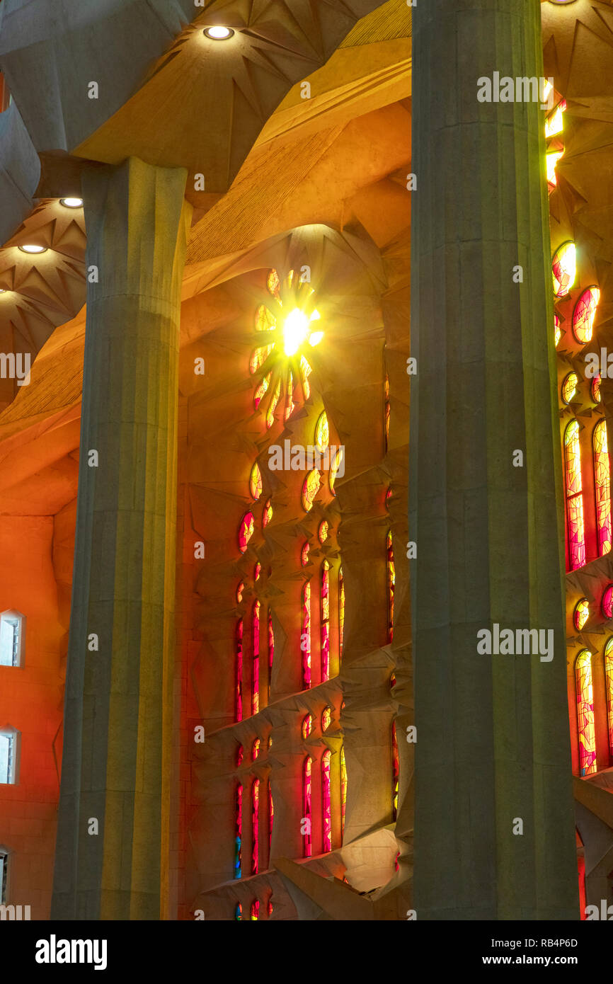Bunte Fenster, Innenraum der Sagrada Familia, von Architekt Antoni Gaudi, Barcelona, Katalonien, Spanien Stockfoto