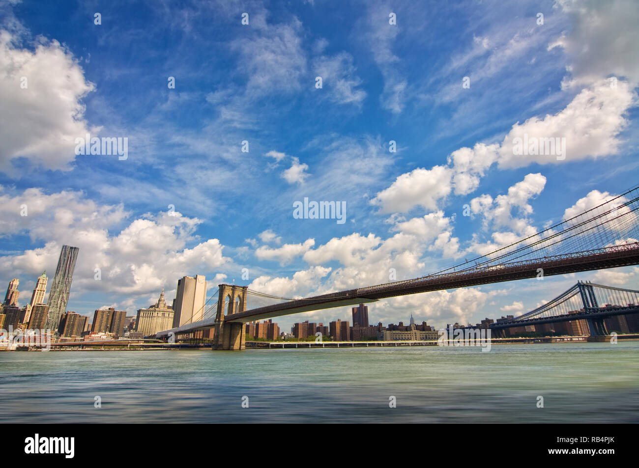Brooklyn Bridge, den Hudson River und Manhattan, Skyline von New York, USA Stockfoto