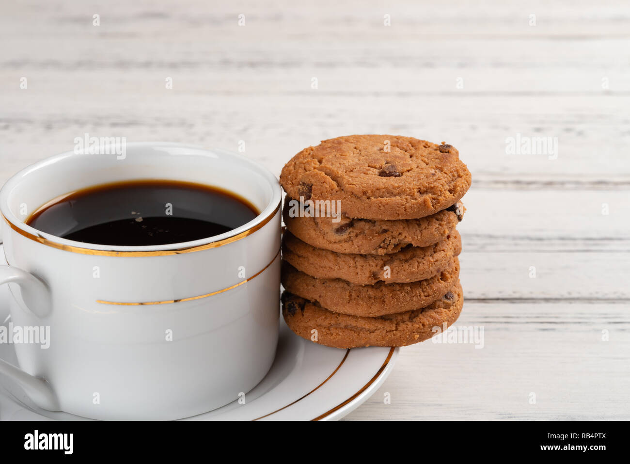 Tasse Kaffee und Stapel von sweet Cookies auf weißem Hintergrund Stockfoto